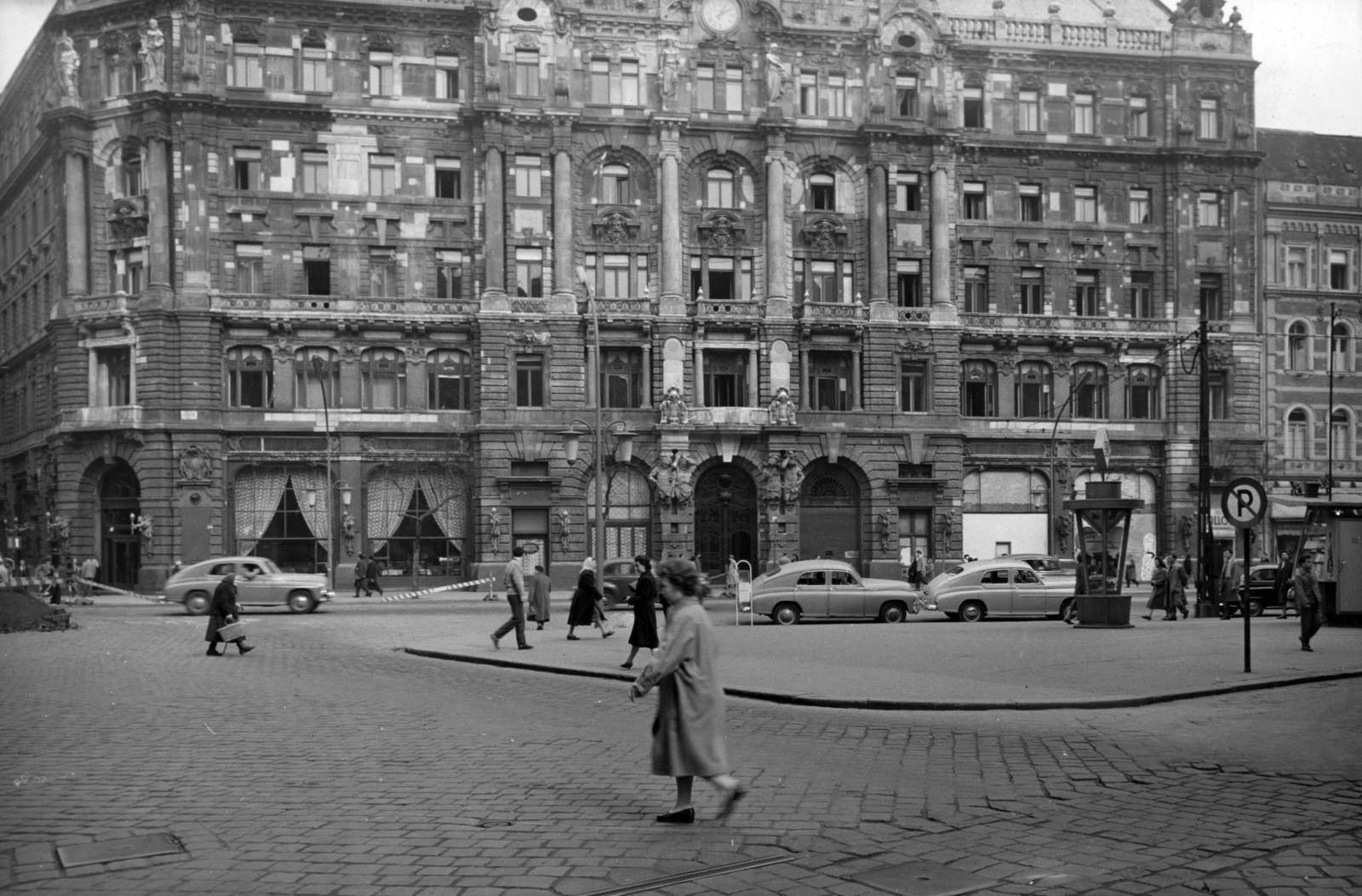 Magyarország, Budapest VII., Erzsébet (Lenin) körút 9-11., New York palota a Dohány utcából nézve. A kép forrását kérjük így adja meg: Fortepan / Budapest Főváros Levéltára. Levéltári jelzet: HU_BFL_XV_19_c_11, 1960, Budapest Főváros Levéltára / Városrendezési és Építészeti Osztályának fényképei, A Fővárosi Tanács VB Városrendezési és Építészeti Osztályának, Budapest, épületszobor, Fortepan #102947