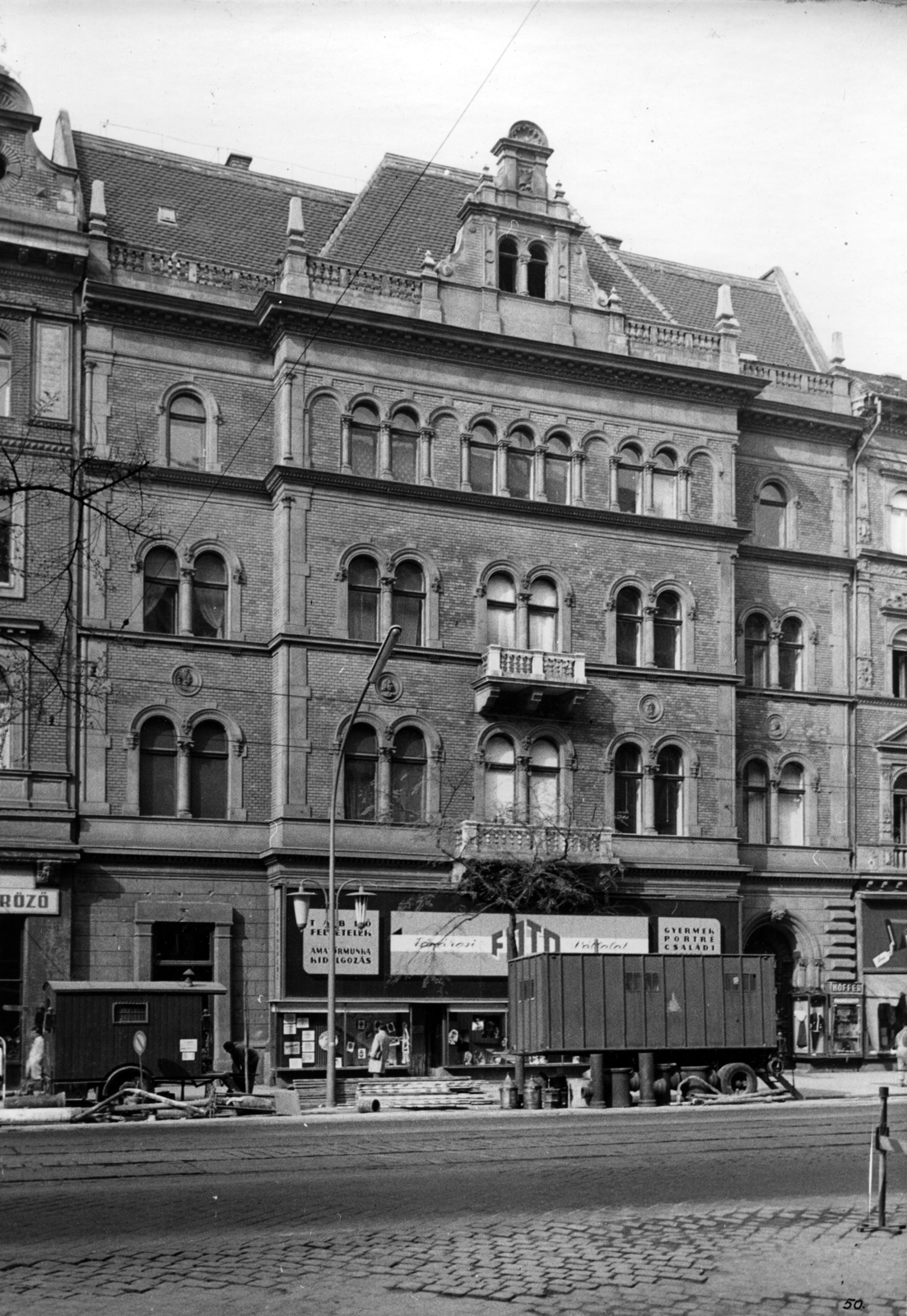 Magyarország, Budapest VII., Erzsébet (Lenin) körút 50. A kép forrását kérjük így adja meg: Fortepan / Budapest Főváros Levéltára. Levéltári jelzet: HU_BFL_XV_19_c_11, 1960, Budapest Főváros Levéltára / Városrendezési és Építészeti Osztályának fényképei, A Fővárosi Tanács VB Városrendezési és Építészeti Osztályának, Budapest, útjavítás, konténer, fotószaküzlet, Fortepan #102950
