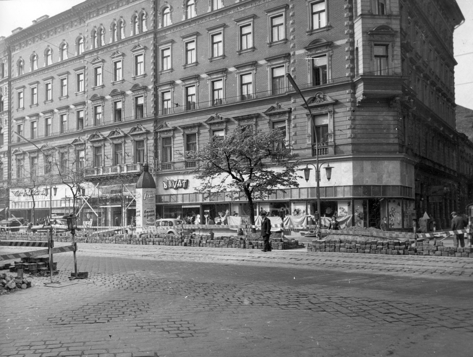 Hungary, Budapest VII., Erzsébet (Lenin) körút 40-42., jobbra a Dob utca. A kép forrását kérjük így adja meg: Fortepan / Budapest Főváros Levéltára. Levéltári jelzet: HU_BFL_XV_19_c_11, 1960, Budapest Főváros Levéltára / Városrendezési és Építészeti Osztályának fényképei, A Fővárosi Tanács VB Városrendezési és Építészeti Osztályának, Budapest, ad pillar, street repair, big ashlar, Fortepan #102954