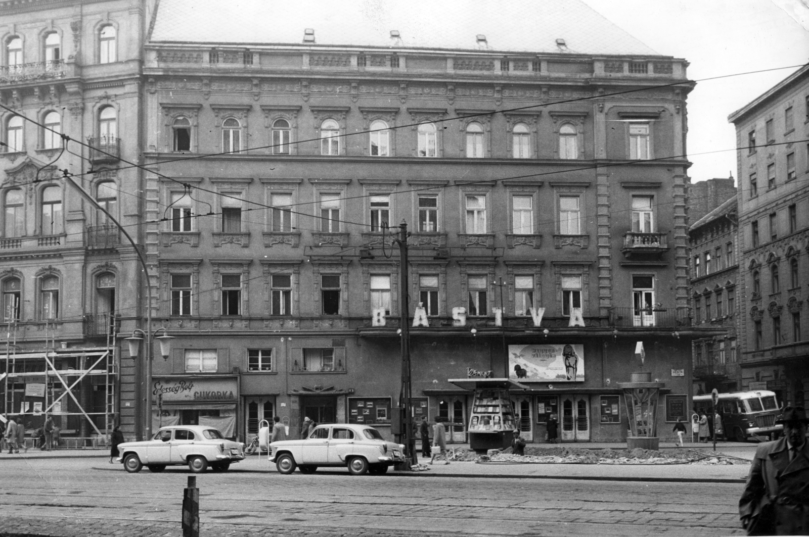 Hungary, Budapest VII., Erzsébet (Lenin) körút 8., Bástya mozi, jobbra a Dohány utca. A kép forrását kérjük így adja meg: Fortepan / Budapest Főváros Levéltára. Levéltári jelzet: HU_BFL_XV_19_c_11, 1960, Budapest Főváros Levéltára / Városrendezési és Építészeti Osztályának fényképei, A Fővárosi Tanács VB Városrendezési és Építészeti Osztályának, Moskvitch-brand, newsstand, movie theater, Budapest, Fortepan #102957