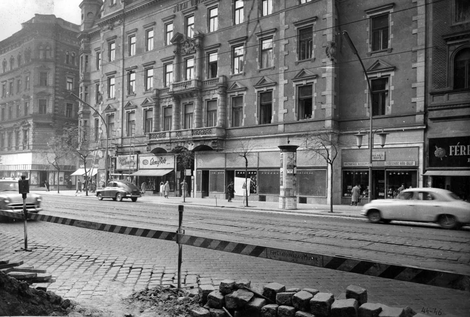 Magyarország, Budapest VII., Erzsébet (Lenin) körút 44-46., Jókai udvar, balra a Dob utca. A kép forrását kérjük így adja meg: Fortepan / Budapest Főváros Levéltára. Levéltári jelzet: HU_BFL_XV_19_c_11, 1960, Budapest Főváros Levéltára / Városrendezési és Építészeti Osztályának fényképei, A Fővárosi Tanács VB Városrendezési és Építészeti Osztályának, aszfaltozás, Budapest, munkatér-határolás, erkély, nagykockakő, Fortepan #102958