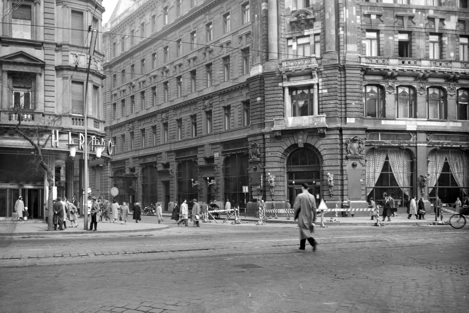 Hungary, Budapest VII., Erzsébet (Lenin) körút, szemben a Dohány utca, balra a Híradó mozi, jobbra a New York palota. A kép forrását kérjük így adja meg: Fortepan / Budapest Főváros Levéltára. Levéltári jelzet: HU_BFL_XV_19_c_11, 1960, Budapest Főváros Levéltára / Városrendezési és Építészeti Osztályának fényképei, A Fővárosi Tanács VB Városrendezési és Építészeti Osztályának, Budapest, site constraints, Fortepan #102959