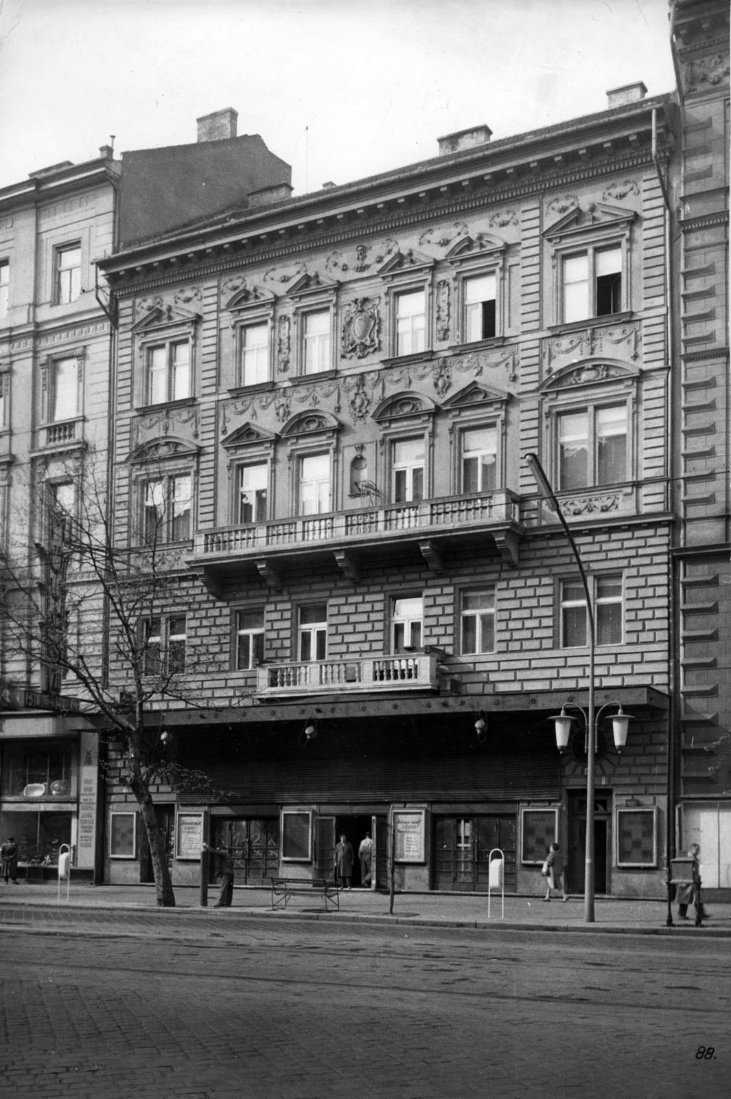 Magyarország, Budapest VI., Teréz körút 30. (Lenin körút 88.), a Művész mozi felújítása. A kép forrását kérjük így adja meg: Fortepan / Budapest Főváros Levéltára. Levéltári jelzet: HU_BFL_XV_19_c_11, 1962, Budapest Főváros Levéltára / Városrendezési és Építészeti Osztályának fényképei, A Fővárosi Tanács VB Városrendezési és Építészeti Osztályának, Budapest, Fortepan #102963