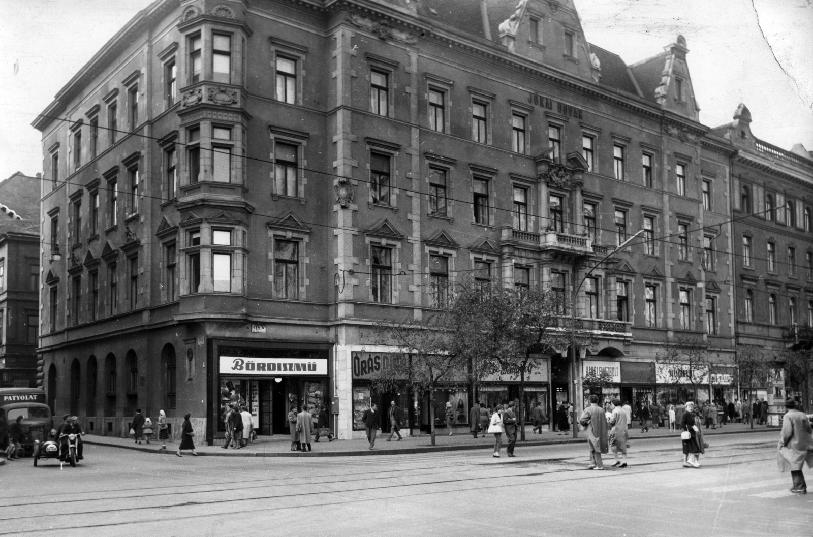 Magyarország, Budapest VII., Erzsébet (Lenin) körút 44-46., Jókai udvar, balra a Dob utca. A kép forrását kérjük így adja meg: Fortepan / Budapest Főváros Levéltára. Levéltári jelzet: HU_BFL_XV_19_c_11, 1960, Budapest Főváros Levéltára / Városrendezési és Építészeti Osztályának fényképei, A Fővárosi Tanács VB Városrendezési és Építészeti Osztályának, Budapest, zárterkély, sarokerkély, Fortepan #102964