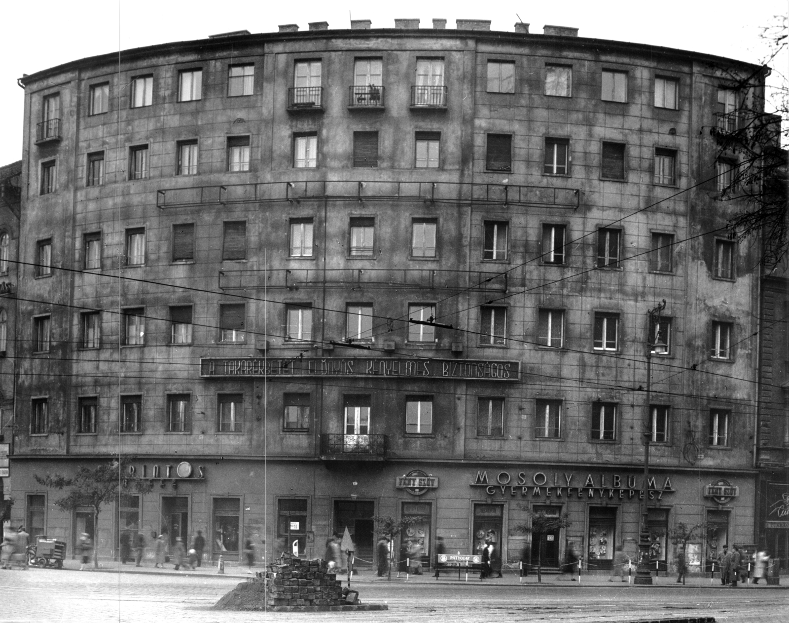 Magyarország, Budapest V., Nyugati (Marx) tér 6. A kép forrását kérjük így adja meg: Fortepan / Budapest Főváros Levéltára. Levéltári jelzet: HU_BFL_XV_19_c_11, 1958, Budapest Főváros Levéltára / Városrendezési és Építészeti Osztályának fényképei, Vadas Ernő, fotózás, Patyolat Vállalat, OTP, fotószaküzlet, Budapest, Fortepan #102967