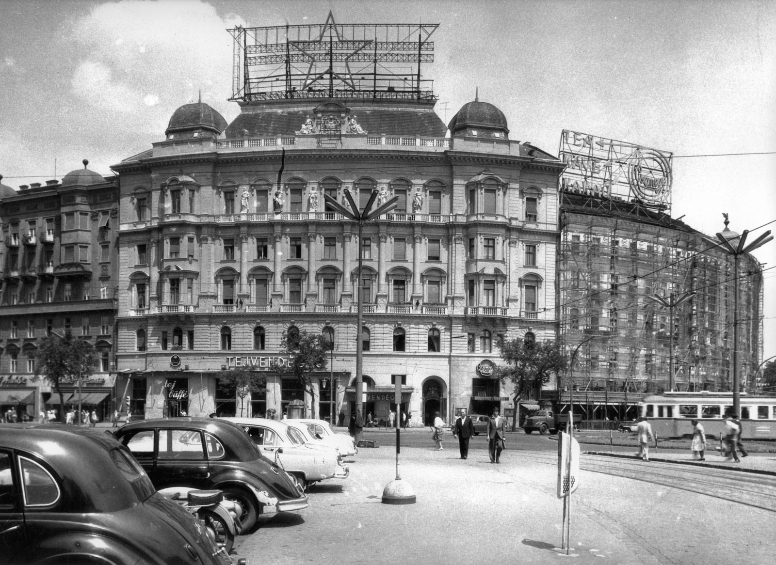 Magyarország, Budapest XIII., Nyugati (Marx) tér 5. a Bajcsy-Zsilinszky út felől nézve. A kép forrását kérjük így adja meg: Fortepan / Budapest Főváros Levéltára. Levéltári jelzet: HU_BFL_XV_19_c_11, 1961, Budapest Főváros Levéltára / Városrendezési és Építészeti Osztályának fényképei, A Fővárosi Tanács VB Városrendezési és Építészeti Osztályának, vörös csillag, Budapest, villamos, Fortepan #102971