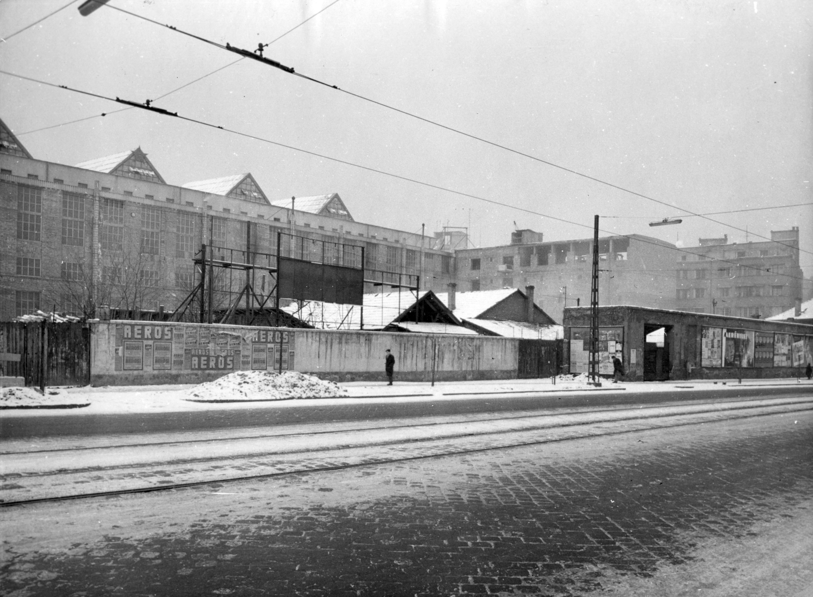 Hungary, Budapest II., Margit körút (Mártírok útja) a Kis Rókus utca felé nézve, háttérben a Ganz gyár szerelőcsarnoka és a melegpörgető műhely. A kép forrását kérjük így adja meg: Fortepan / Budapest Főváros Levéltára. Levéltári jelzet: HU_BFL_XV_19_c_11, 1960, Budapest Főváros Levéltára / Városrendezési és Építészeti Osztályának fényképei, A Fővárosi Tanács VB Városrendezési és Építészeti Osztályának, Budapest, poster, Fortepan #102975