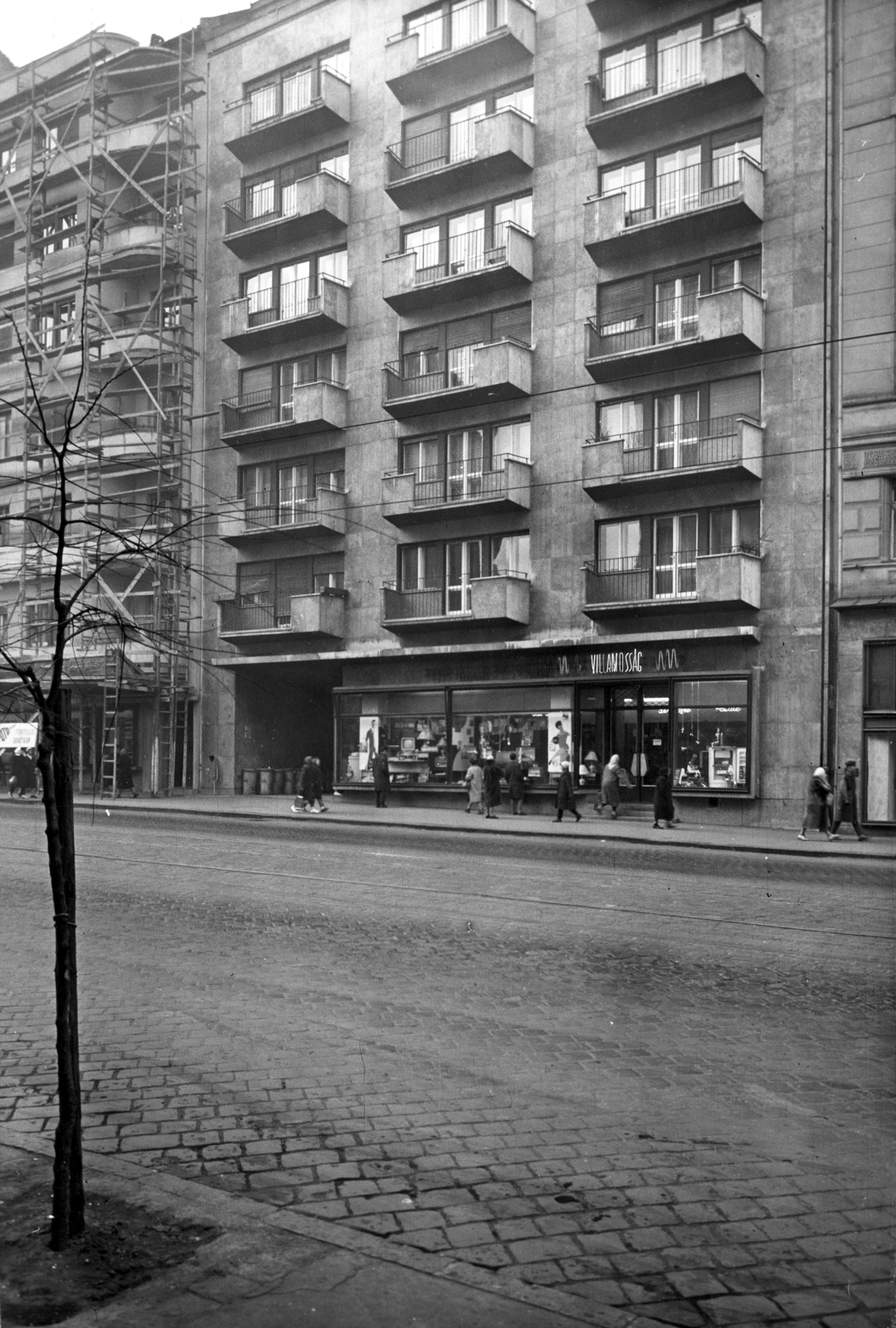 Magyarország, Budapest II., Margit körút (Mártírok útja) 35-37. A kép forrását kérjük így adja meg: Fortepan / Budapest Főváros Levéltára. Levéltári jelzet: HU_BFL_XV_19_c_11, 1960, Budapest Főváros Levéltára / Városrendezési és Építészeti Osztályának fényképei, A Fővárosi Tanács VB Városrendezési és Építészeti Osztályának, Budapest, villamossági szaküzlet, Fortepan #102979