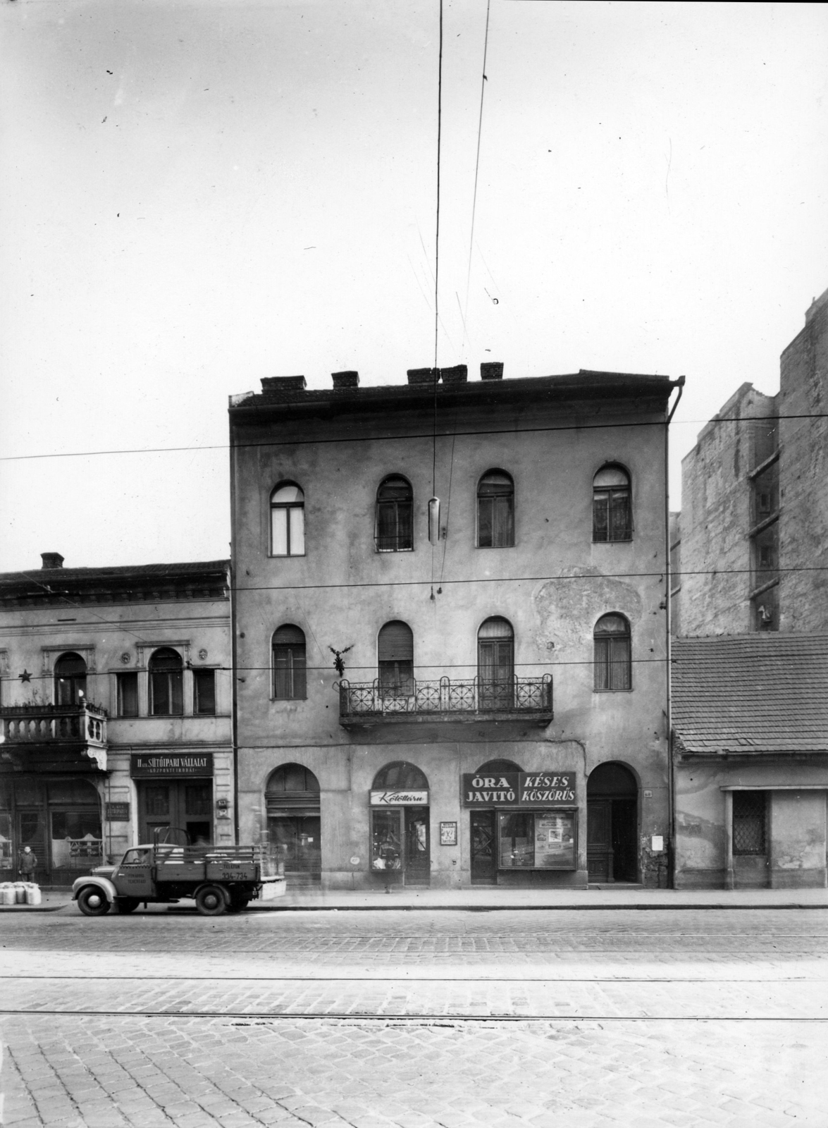 Hungary, Budapest II., Margit körút (Mártírok útja), középen a 18. számú ház. A kép forrását kérjük így adja meg: Fortepan / Budapest Főváros Levéltára. Levéltári jelzet: HU_BFL_XV_19_c_11, 1957, Budapest Főváros Levéltára / Városrendezési és Építészeti Osztályának fényképei, A Fővárosi Tanács VB Városrendezési és Építészeti Osztályának, Budapest, balcony, commercial vehicle, clockmaker, knife grinder, knitwear, bakery, Fortepan #102988