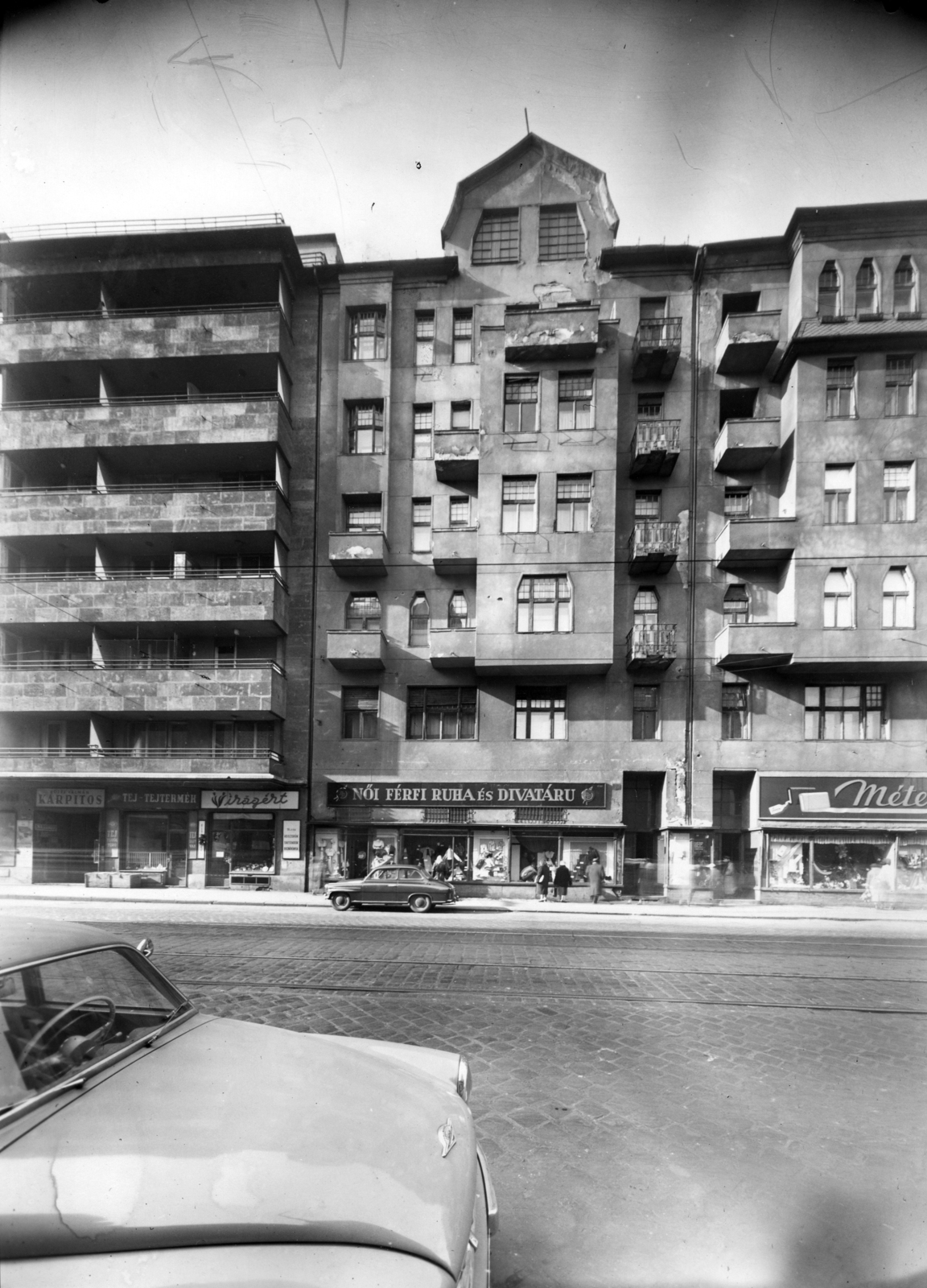 Magyarország, Budapest II., Margit körút (Mártírok útja) 15-17., 13. és 11. A kép forrását kérjük így adja meg: Fortepan / Budapest Főváros Levéltára. Levéltári jelzet: HU_BFL_XV_19_c_11, 1957, Budapest Főváros Levéltára / Városrendezési és Építészeti Osztályának fényképei, A Fővárosi Tanács VB Városrendezési és Építészeti Osztályának, Budapest, divatáru, Fortepan #102993