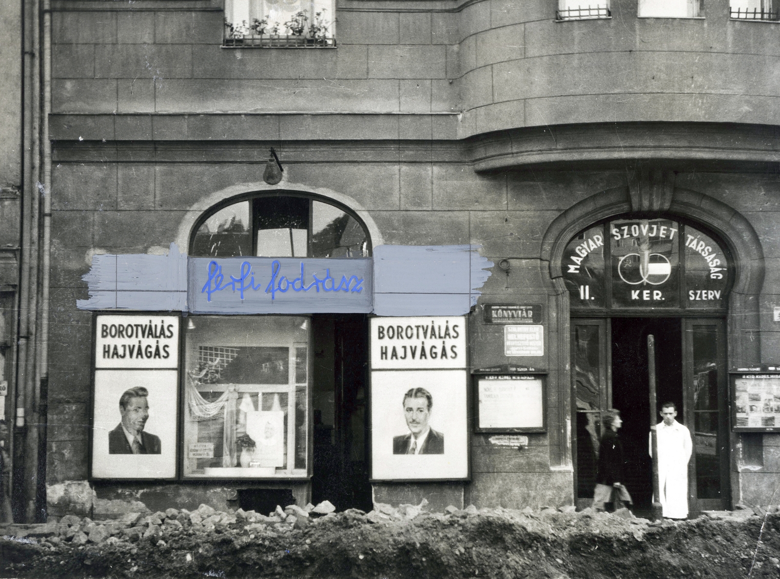 Hungary, Budapest II., Margit körút (Mártírok útja) 48. A kép forrását kérjük így adja meg: Fortepan / Budapest Főváros Levéltára. Levéltári jelzet: HU_BFL_XV_19_c_11, 1957, Budapest Főváros Levéltára / Városrendezési és Építészeti Osztályának fényképei, A Fővárosi Tanács VB Városrendezési és Építészeti Osztályának, billboard, hairdresser, Budapest, Hungarian Soviet Society, colored picture, Fortepan #102994