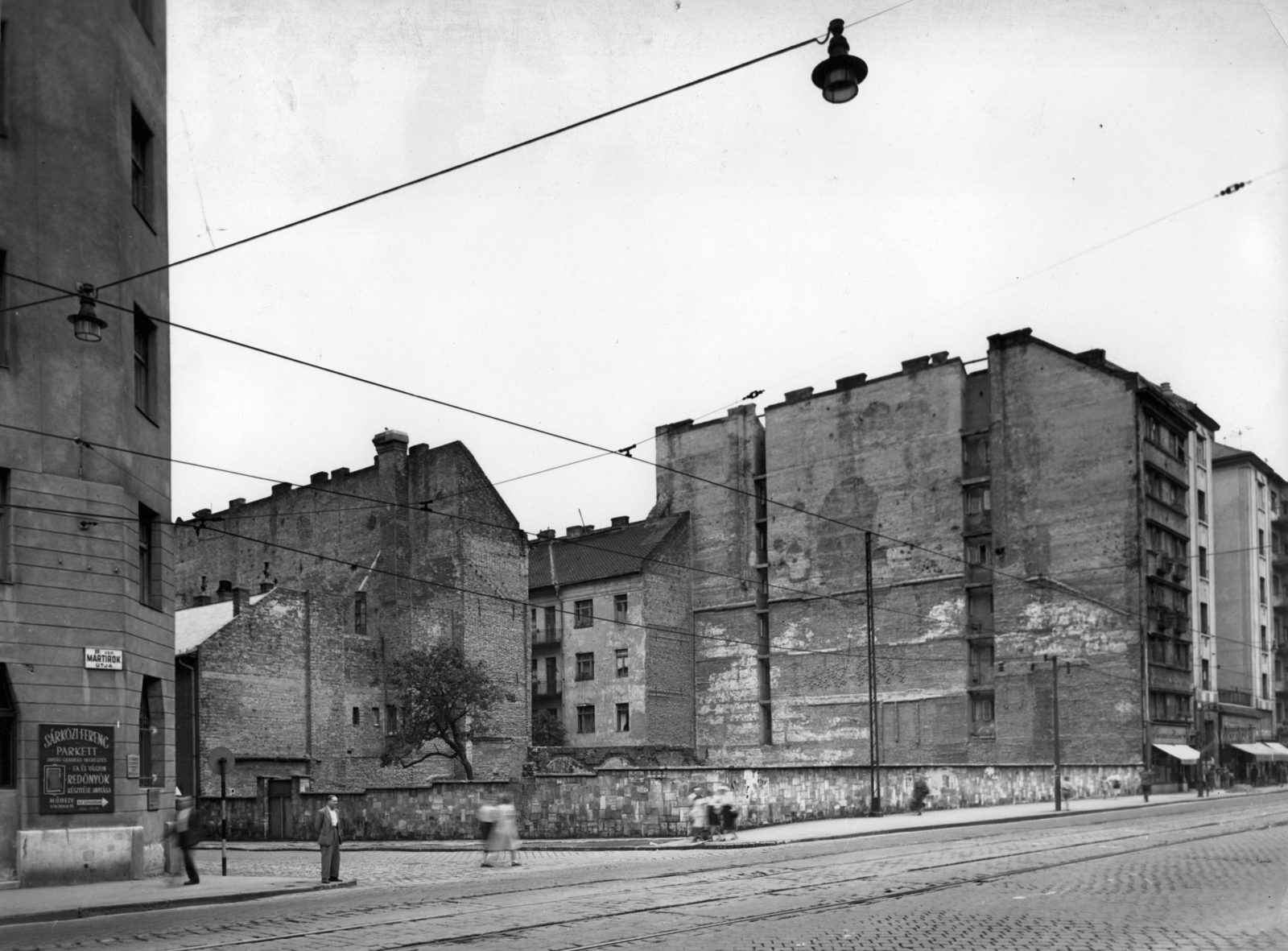 Hungary, Budapest II., Margit körút (Mártírok útja), szemben a Fekete Sas utca. A kép forrását kérjük így adja meg: Fortepan / Budapest Főváros Levéltára. Levéltári jelzet: HU_BFL_XV_19_c_11, 1957, Budapest Főváros Levéltára / Városrendezési és Építészeti Osztályának fényképei, A Fővárosi Tanács VB Városrendezési és Építészeti Osztályának, Budapest, street name sign, firewall, Fortepan #103001