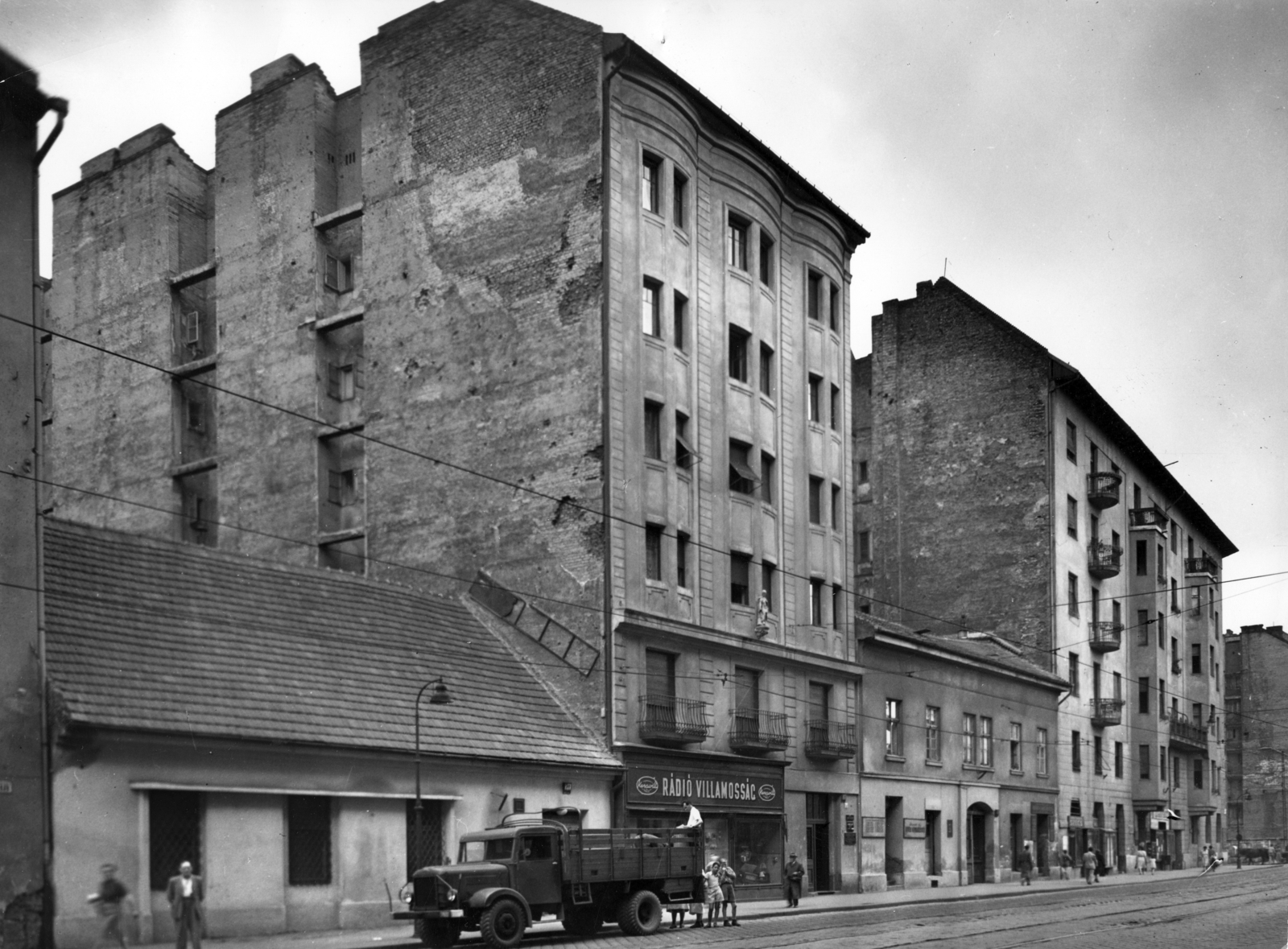 Hungary, Budapest II., Margit körút (Mártírok útja) 20., 22., 24. és 26. A kép forrását kérjük így adja meg: Fortepan / Budapest Főváros Levéltára. Levéltári jelzet: HU_BFL_XV_19_c_11, 1957, Budapest Főváros Levéltára / Városrendezési és Építészeti Osztályának fényképei, A Fővárosi Tanács VB Városrendezési és Építészeti Osztályának, commercial vehicle, Budapest, electronics store, Fortepan #103002