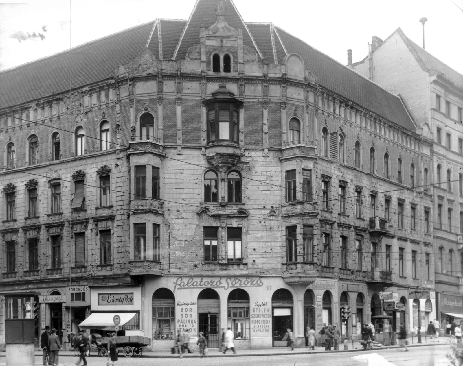 Hungary, Budapest II., Margit körút (Mártírok útja) - Frankel Leó út sarok. A kép forrását kérjük így adja meg: Fortepan / Budapest Főváros Levéltára. Levéltári jelzet: HU_BFL_XV_19_c_11, 1957, Budapest Főváros Levéltára / Városrendezési és Építészeti Osztályának fényképei, A Fővárosi Tanács VB Városrendezési és Építészeti Osztályának, cornerhouse, Budapest, bullet hole, candy store, Fortepan #103005