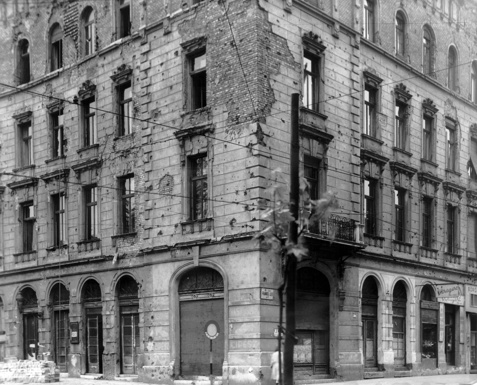 Hungary, Budapest II., Vidra utca - Frankel Leó út sarok. A kép forrását kérjük így adja meg: Fortepan / Budapest Főváros Levéltára. Levéltári jelzet: HU_BFL_XV_19_c_11, 1957, Budapest Főváros Levéltára / Városrendezési és Építészeti Osztályának fényképei, A Fővárosi Tanács VB Városrendezési és Építészeti Osztályának, Budapest, cornerhouse, bullet hole, Fortepan #103006