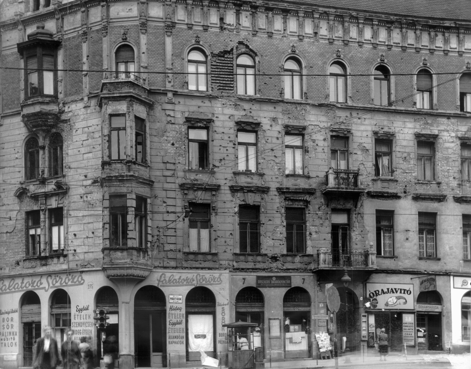 Hungary, Budapest II., Margit körút (Mártírok útja) 3. A kép forrását kérjük így adja meg: Fortepan / Budapest Főváros Levéltára. Levéltári jelzet: HU_BFL_XV_19_c_11, 1957, Budapest Főváros Levéltára / Városrendezési és Építészeti Osztályának fényképei, A Fővárosi Tanács VB Városrendezési és Építészeti Osztályának, booth, newspaper, buffet, clockmaker, cornerhouse, Budapest, Fortepan #103007