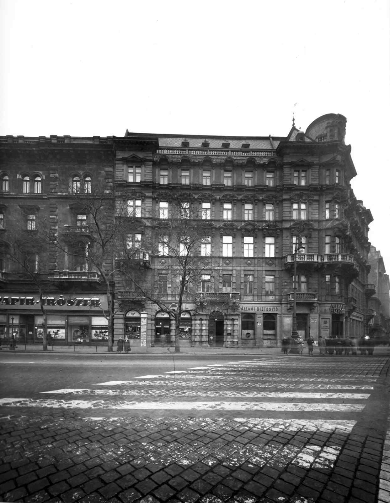 Hungary, Budapest VI., Andrássy út (Népköztársaság útja) 1., Bajcsy-Zsilinszky út sarok. A kép forrását kérjük így adja meg: Fortepan / Budapest Főváros Levéltára. Levéltári jelzet: HU_BFL_XV_19_c_11, 1958, Budapest Főváros Levéltára / Városrendezési és Építészeti Osztályának fényképei, A Fővárosi Tanács VB Városrendezési és Építészeti Osztályának, Budapest, insurance company, Csemege enterprise, paper shop, Fortepan #103015