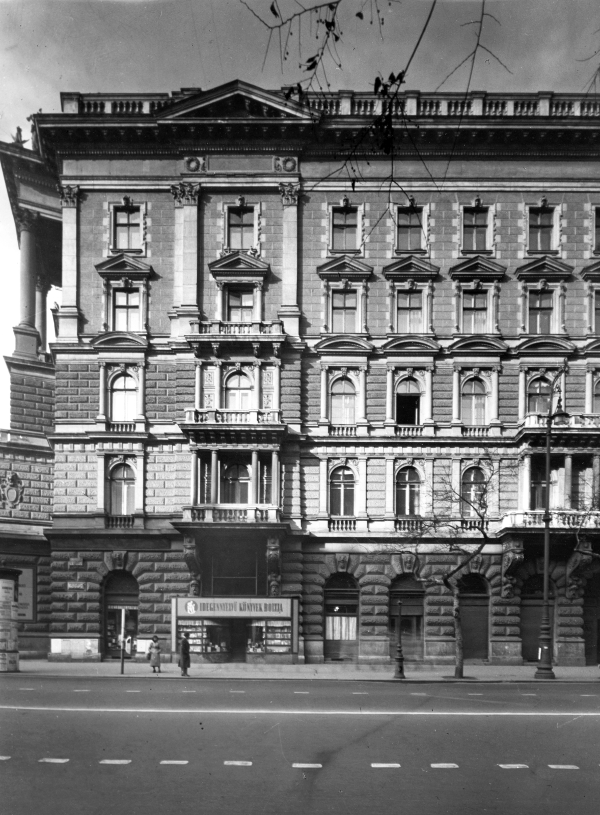 Hungary, Budapest VI., Andrássy út (Népköztársaság útja) 2., Bajcsy-Zsilinszky út sarok. A kép forrását kérjük így adja meg: Fortepan / Budapest Főváros Levéltára. Levéltári jelzet: HU_BFL_XV_19_c_11, 1958, Budapest Főváros Levéltára / Városrendezési és Építészeti Osztályának fényképei, A Fővárosi Tanács VB Városrendezési és Építészeti Osztályának, Budapest, architectural ornament, book store, Fortepan #103016