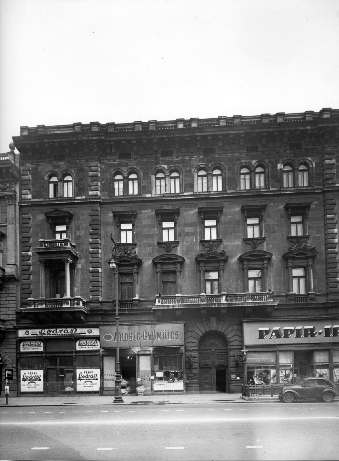 Hungary, Budapest VI., Andrássy út (Népköztársaság útja) 3. A kép forrását kérjük így adja meg: Fortepan / Budapest Főváros Levéltára. Levéltári jelzet: HU_BFL_XV_19_c_11, 1958, Budapest Főváros Levéltára / Városrendezési és Építészeti Osztályának fényképei, A Fővárosi Tanács VB Városrendezési és Építészeti Osztályának, Budapest, ashlar, hairdresser, greengrocer, Fortepan #103017