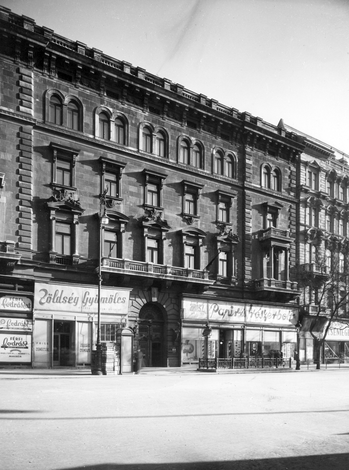 Hungary, Budapest VI., Andrássy út (Népköztársaság útja) 3. A kép forrását kérjük így adja meg: Fortepan / Budapest Főváros Levéltára. Levéltári jelzet: HU_BFL_XV_19_c_11, 1958, Budapest Főváros Levéltára / Városrendezési és Építészeti Osztályának fényképei, A Fővárosi Tanács VB Városrendezési és Építészeti Osztályának, greengrocer, Budapest, paper shop, Fortepan #103018