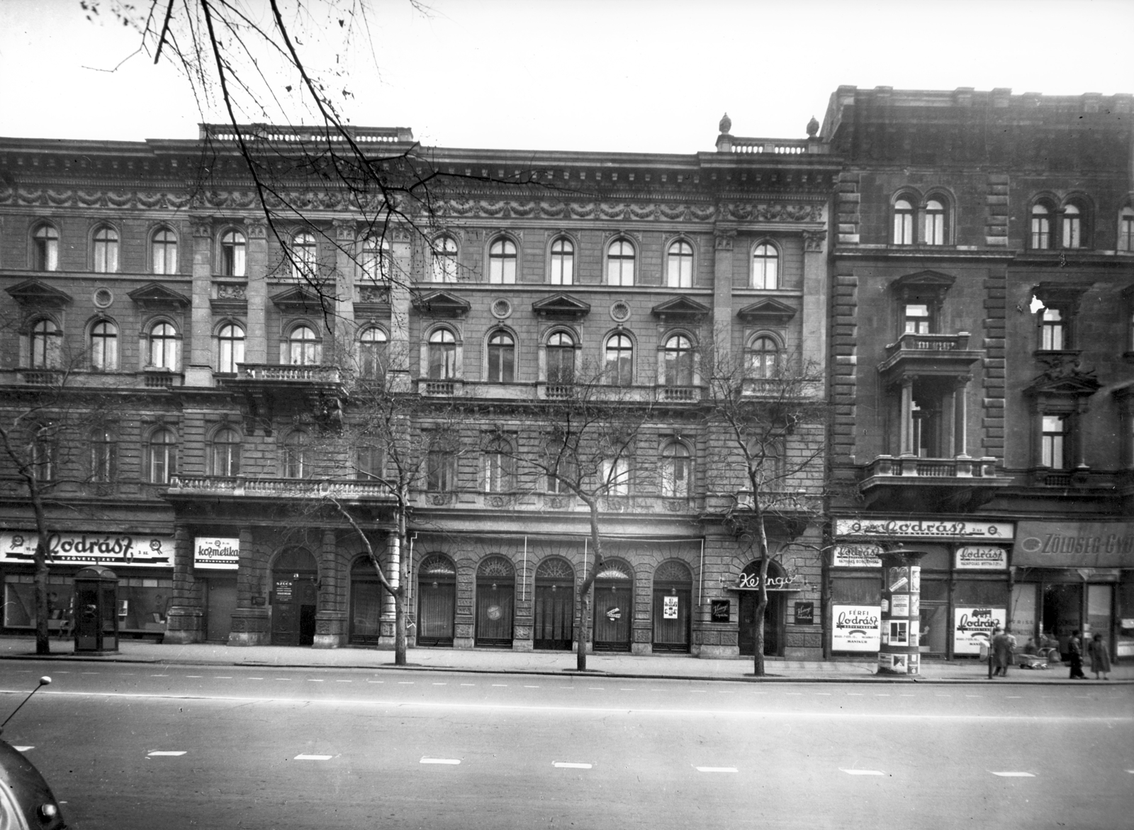 Hungary, Budapest VI., Andrássy út (Népköztársaság útja) 5., Keringő eszpresszó. A kép forrását kérjük így adja meg: Fortepan / Budapest Főváros Levéltára. Levéltári jelzet: HU_BFL_XV_19_c_11, 1958, Budapest Főváros Levéltára / Városrendezési és Építészeti Osztályának fényképei, A Fővárosi Tanács VB Városrendezési és Építészeti Osztályának, espresso, hairdresser, greengrocer, Budapest, Fortepan #103019