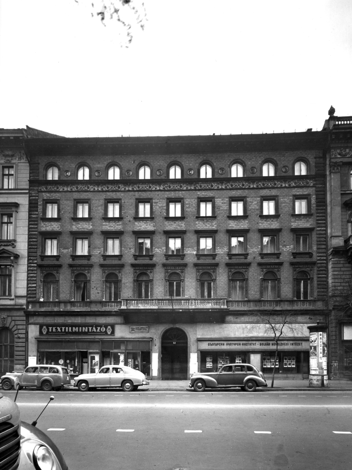 Hungary, Budapest VI., Andrássy út (Népköztársaság útja) 7. A kép forrását kérjük így adja meg: Fortepan / Budapest Főváros Levéltára. Levéltári jelzet: HU_BFL_XV_19_c_11, 1958, Budapest Főváros Levéltára / Városrendezési és Építészeti Osztályának fényképei, A Fővárosi Tanács VB Városrendezési és Építészeti Osztályának, Budapest, architectural ornament, crafts, ad pillar, automobile, Cyrillic alphabet, Fortepan #103022