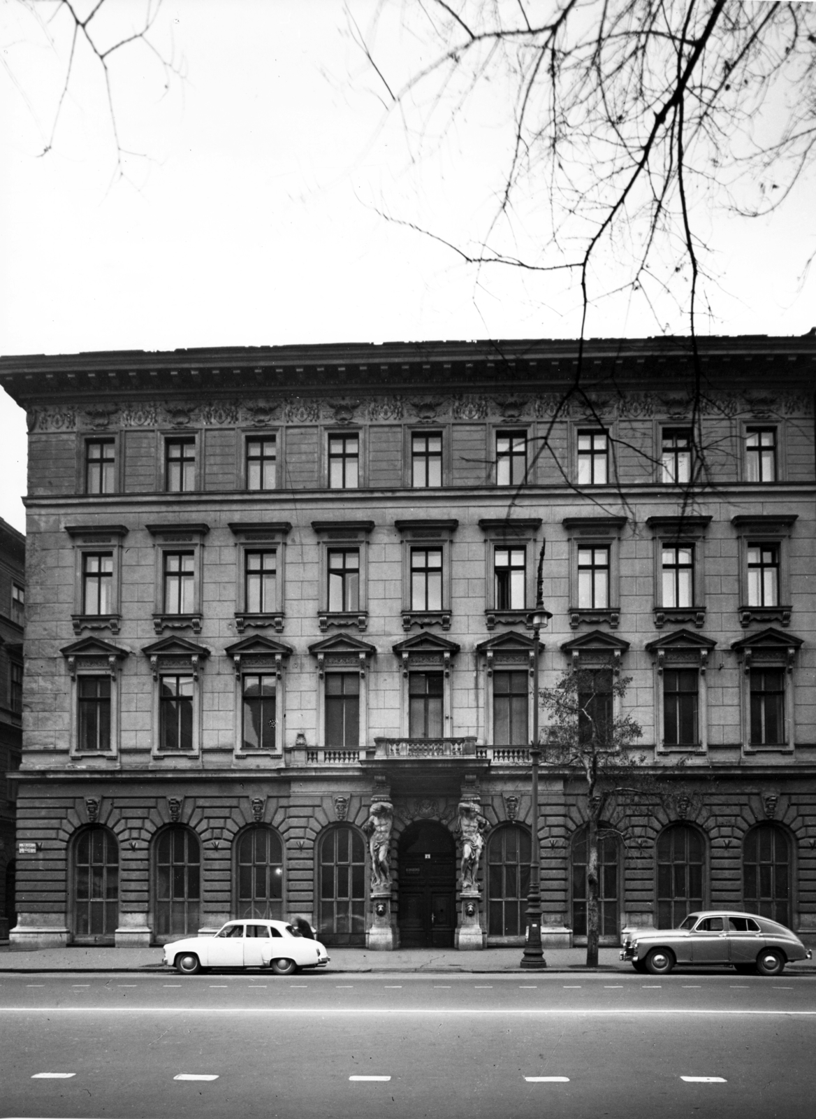 Hungary, Budapest VI., Andrássy út (Népköztársaság útja) 9., Káldy Gyula utca sarok. A kép forrását kérjük így adja meg: Fortepan / Budapest Főváros Levéltára. Levéltári jelzet: HU_BFL_XV_19_c_11, 1958, Budapest Főváros Levéltára / Városrendezési és Építészeti Osztályának fényképei, A Fővárosi Tanács VB Városrendezési és Építészeti Osztályának, Budapest, ashlar, architectural ornament, building statue, Fortepan #103024