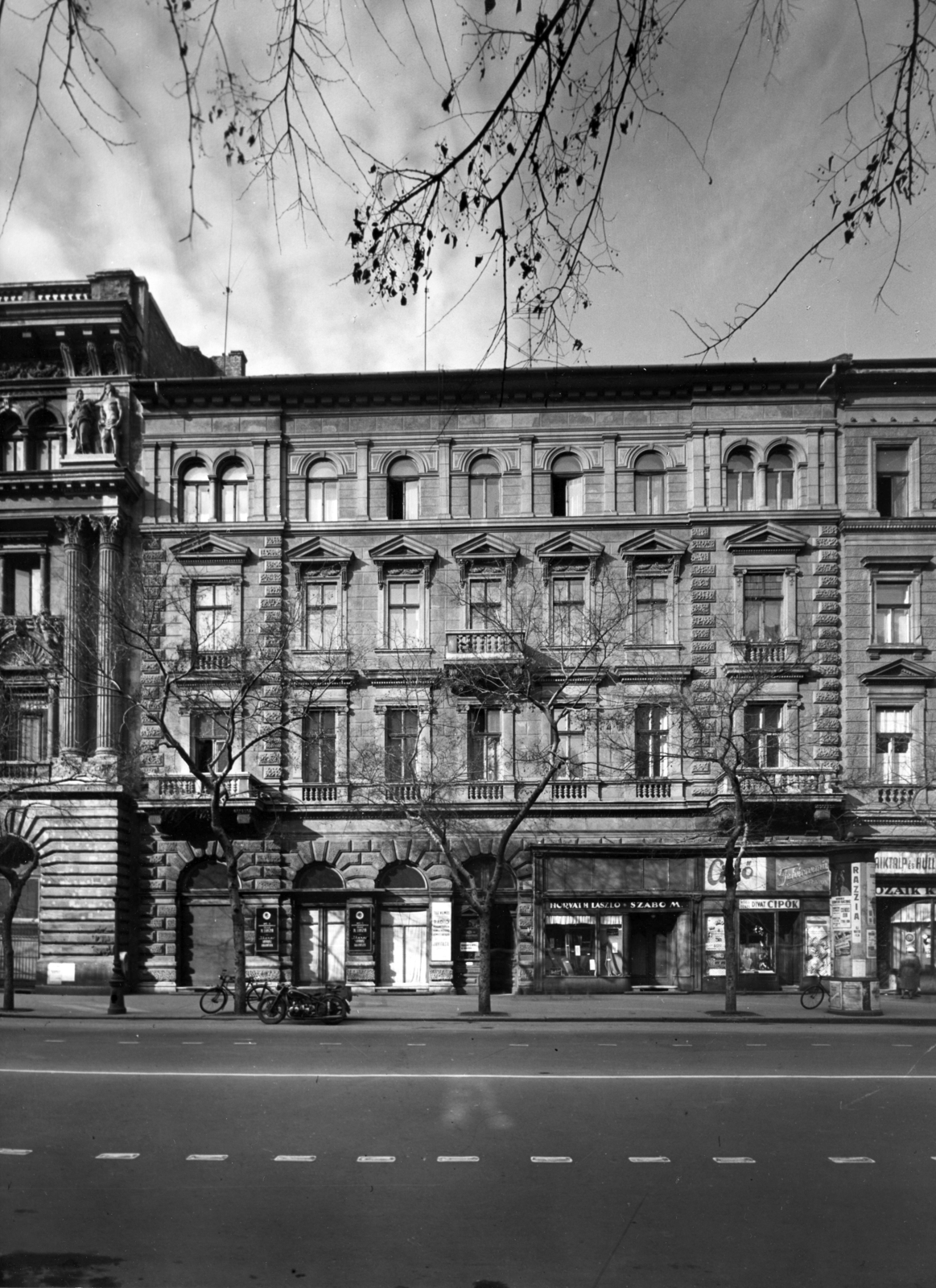 Hungary, Budapest VI., Andrássy út (Népköztársaság útja) 14. A kép forrását kérjük így adja meg: Fortepan / Budapest Főváros Levéltára. Levéltári jelzet: HU_BFL_XV_19_c_11, 1958, Budapest Főváros Levéltára / Városrendezési és Építészeti Osztályának fényképei, A Fővárosi Tanács VB Városrendezési és Építészeti Osztályának, Budapest, shoe store, tailors, Fortepan #103029