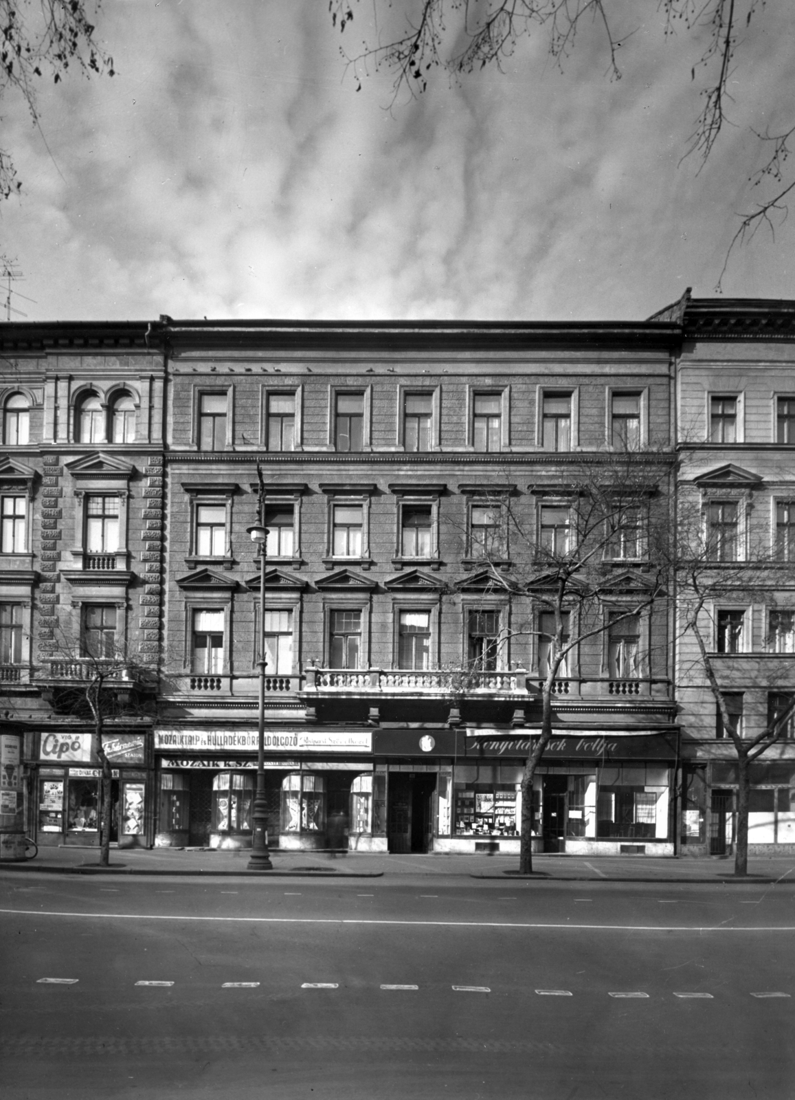 Hungary, Budapest VI., Andrássy út (Népköztársaság útja) 16. A kép forrását kérjük így adja meg: Fortepan / Budapest Főváros Levéltára. Levéltári jelzet: HU_BFL_XV_19_c_11, 1958, Budapest Főváros Levéltára / Városrendezési és Építészeti Osztályának fényképei, A Fővárosi Tanács VB Városrendezési és Építészeti Osztályának, Budapest, book store, shoe manufacturing, Fortepan #103030