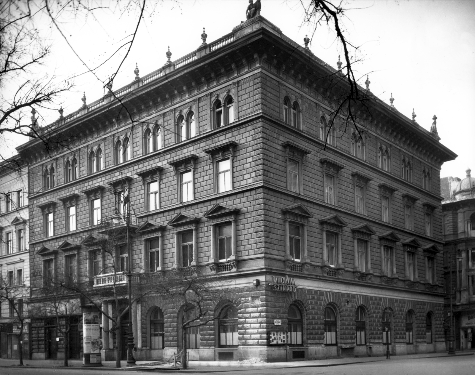 Hungary, Budapest VI., Andrássy út (Népköztársaság útja) - Dalszínház utca sarok. A kép forrását kérjük így adja meg: Fortepan / Budapest Főváros Levéltára. Levéltári jelzet: HU_BFL_XV_19_c_11, 1958, Budapest Főváros Levéltára / Városrendezési és Építészeti Osztályának fényképei, A Fővárosi Tanács VB Városrendezési és Építészeti Osztályának, Budapest, architectural ornament, cornerhouse, ad pillar, decorated plaster, Fortepan #103034