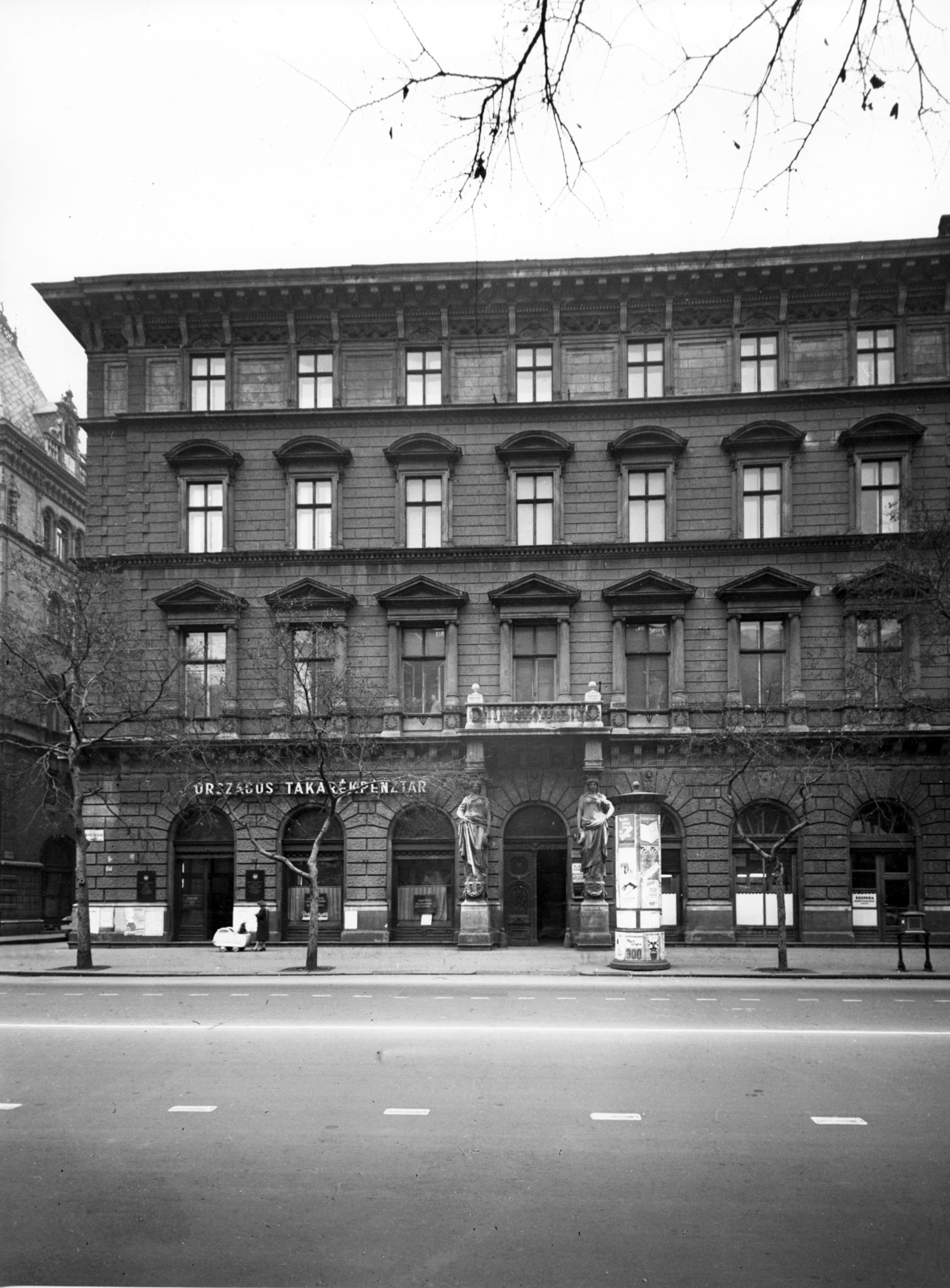 Hungary, Budapest VI., Andrássy út (Népköztársaság útja) 23., balra a Dalszínház utca. A kép forrását kérjük így adja meg: Fortepan / Budapest Főváros Levéltára. Levéltári jelzet: HU_BFL_XV_19_c_11, 1958, Budapest Főváros Levéltára / Városrendezési és Építészeti Osztályának fényképei, A Fővárosi Tanács VB Városrendezési és Építészeti Osztályának, Budapest, ad pillar, baby carriage, caryatids, Fortepan #103037