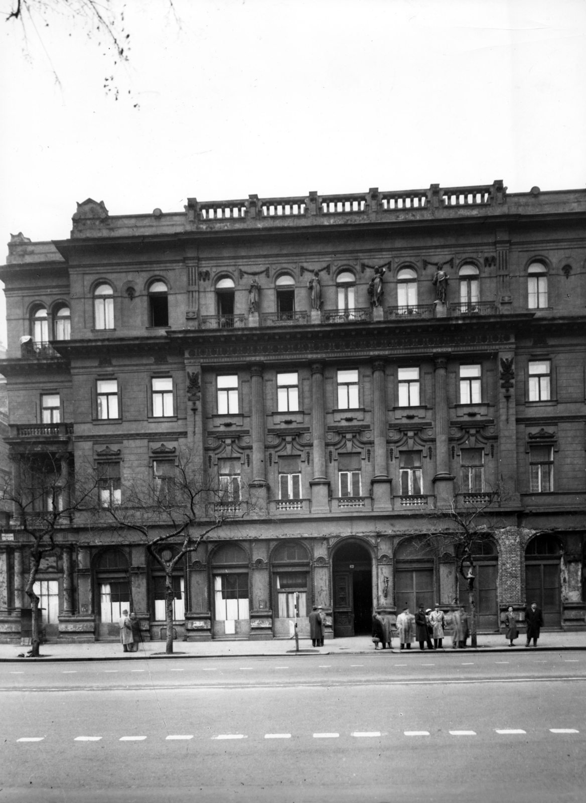 Hungary, Budapest VI., Andrássy út (Népköztársaság útja) 24., Hajós utca sarok. A kép forrását kérjük így adja meg: Fortepan / Budapest Főváros Levéltára. Levéltári jelzet: HU_BFL_XV_19_c_11, 1958, Budapest Főváros Levéltára / Városrendezési és Építészeti Osztályának fényképei, A Fővárosi Tanács VB Városrendezési és Építészeti Osztályának, Budapest, building statue, decorated plaster, bus stop, Fortepan #103038