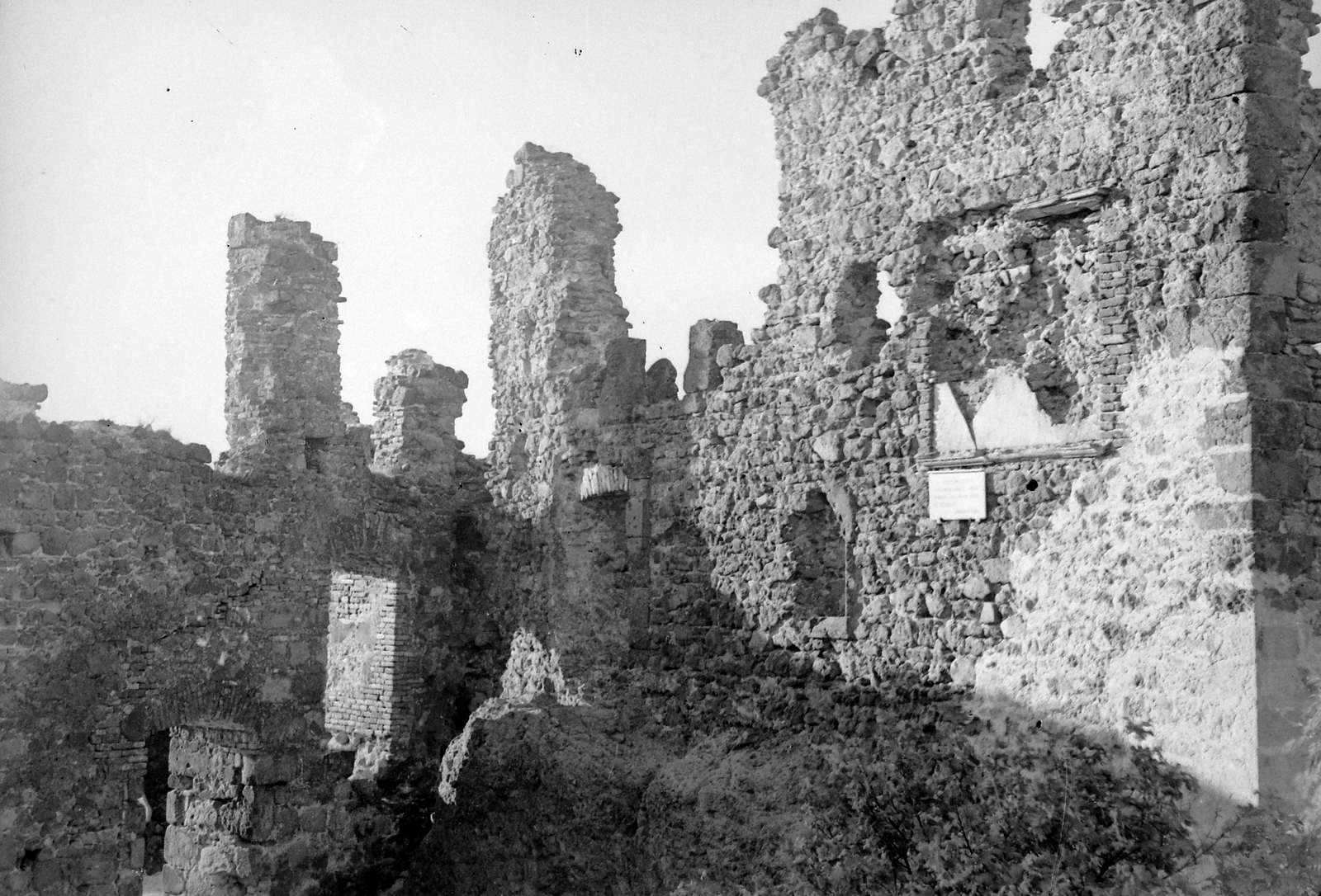 Magyarország,Dunakanyar, Visegrád, Fellegvár, a felvétel a belső várudvarban készült. Jobbra az északnyugati palota homlokzatán a koronaőrök emléktáblájának maradványa látható., 1930, Kurutz Márton, várrom, Fortepan #10304