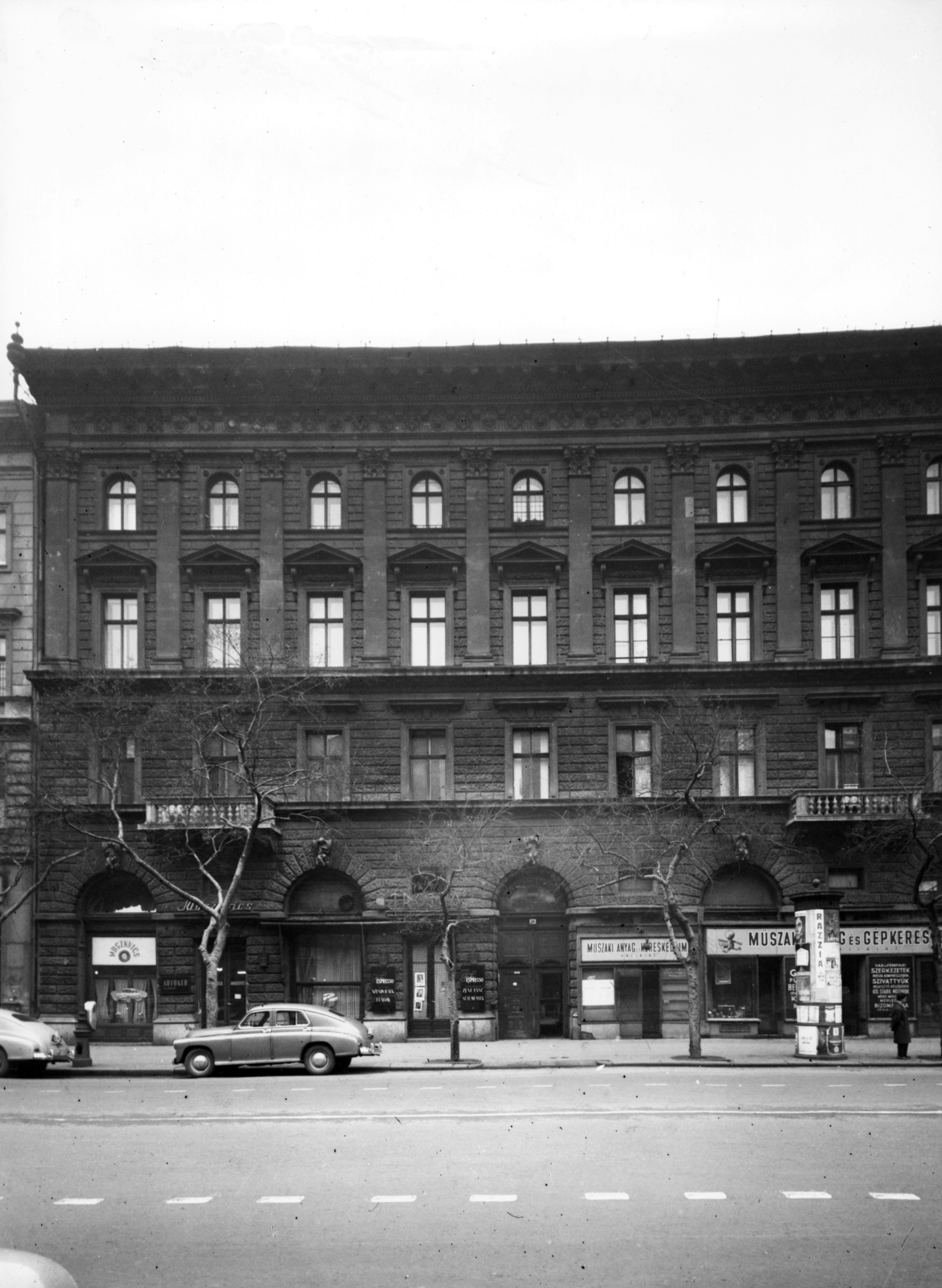 Hungary, Budapest VI., Andrássy út (Népköztársaság útja) 28., Trojka eszpresszó. A kép forrását kérjük így adja meg: Fortepan / Budapest Főváros Levéltára. Levéltári jelzet: HU_BFL_XV_19_c_11, 1958, Budapest Főváros Levéltára / Városrendezési és Építészeti Osztályának fényképei, A Fővárosi Tanács VB Városrendezési és Építészeti Osztályának, espresso, Budapest, Fortepan #103041