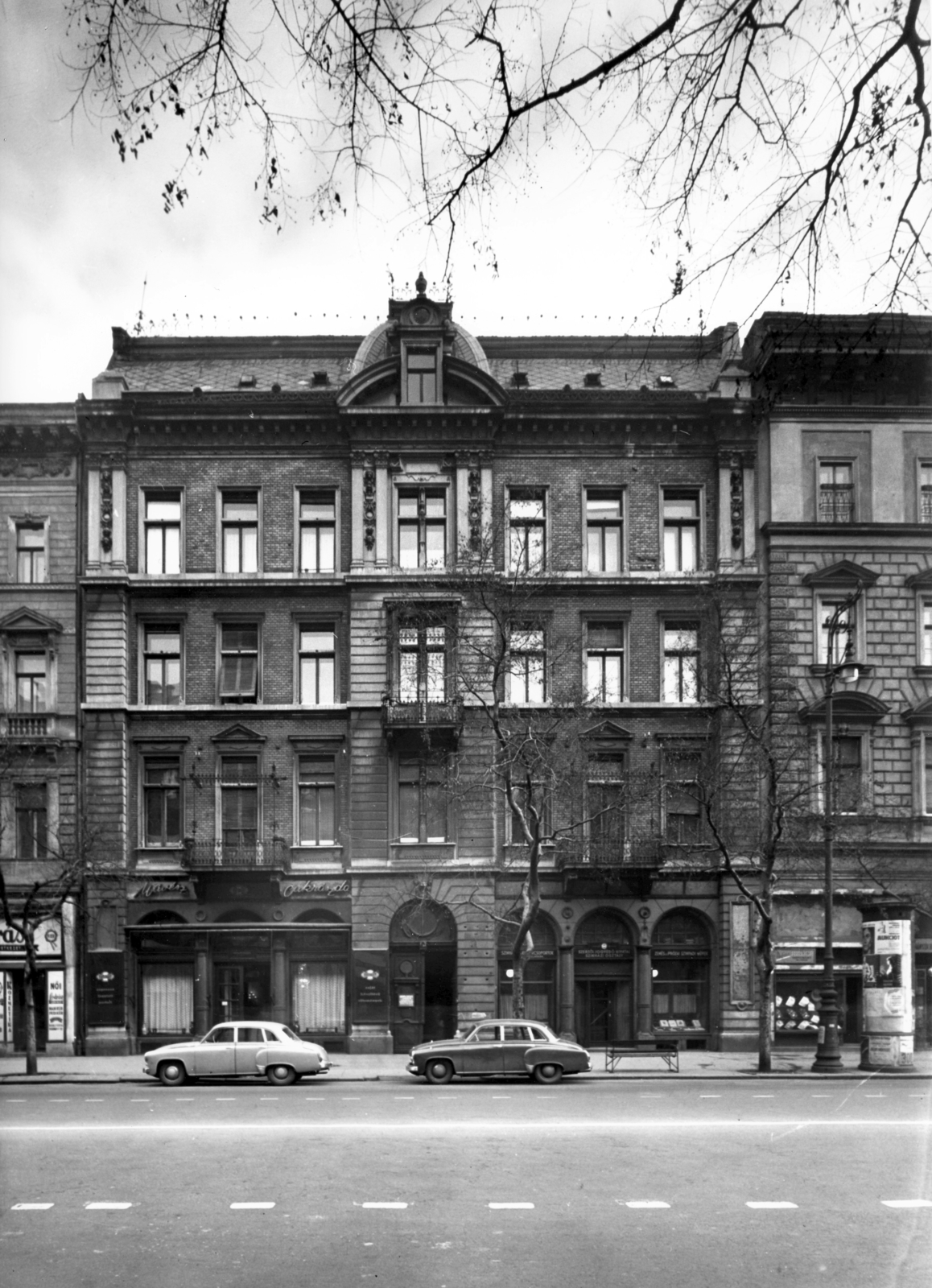 Hungary, Budapest VI., Andrássy út (Népköztársaság útja) 29., Művész cukrászda. A kép forrását kérjük így adja meg: Fortepan / Budapest Főváros Levéltára. Levéltári jelzet: HU_BFL_XV_19_c_11, 1958, Budapest Főváros Levéltára / Városrendezési és Építészeti Osztályának fényképei, A Fővárosi Tanács VB Városrendezési és Építészeti Osztályának, pastry shop, Budapest, Fortepan #103042