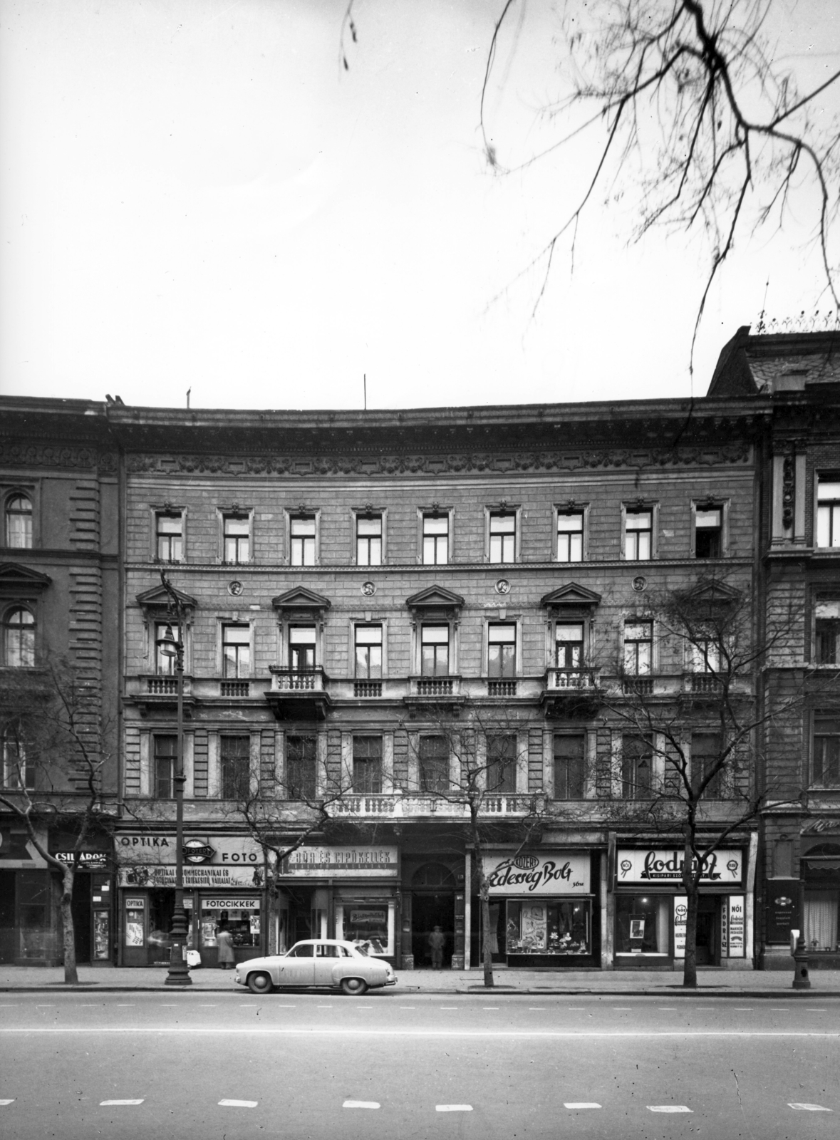 Hungary, Budapest VI., Andrássy út (Népköztársaság útja) 31. A kép forrását kérjük így adja meg: Fortepan / Budapest Főváros Levéltára. Levéltári jelzet: HU_BFL_XV_19_c_11, 1958, Budapest Főváros Levéltára / Városrendezési és Építészeti Osztályának fényképei, A Fővárosi Tanács VB Városrendezési és Építészeti Osztályának, Budapest, camera store, candy store, hairdresser, optician, shoe manufacturing, Fortepan #103043