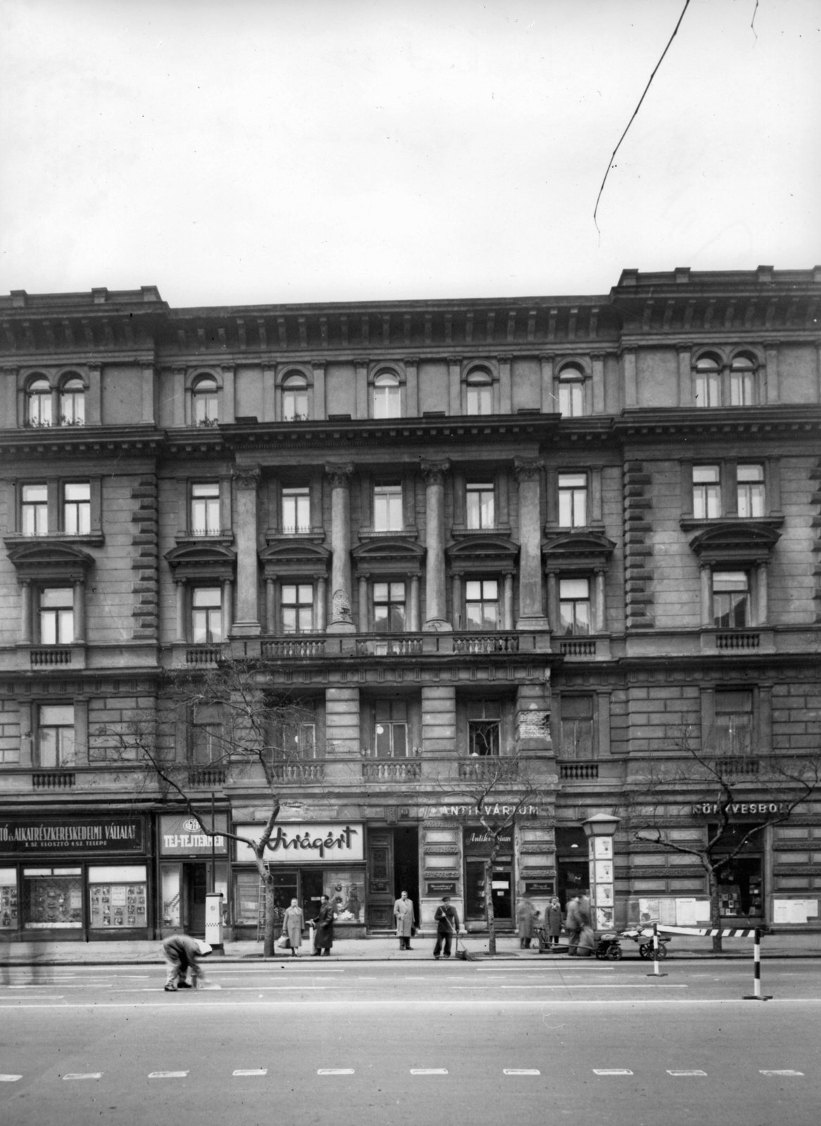 Hungary, Budapest VI., Andrássy út (Népköztársaság útja) 32. A kép forrását kérjük így adja meg: Fortepan / Budapest Főváros Levéltára. Levéltári jelzet: HU_BFL_XV_19_c_11, 1958, Budapest Főváros Levéltára / Városrendezési és Építészeti Osztályának fényképei, A Fővárosi Tanács VB Városrendezési és Építészeti Osztályának, Budapest, dairy, book store, antiquarian bookstore, florist, State-Onwed Car and Parts Trading Co, Fortepan #103045