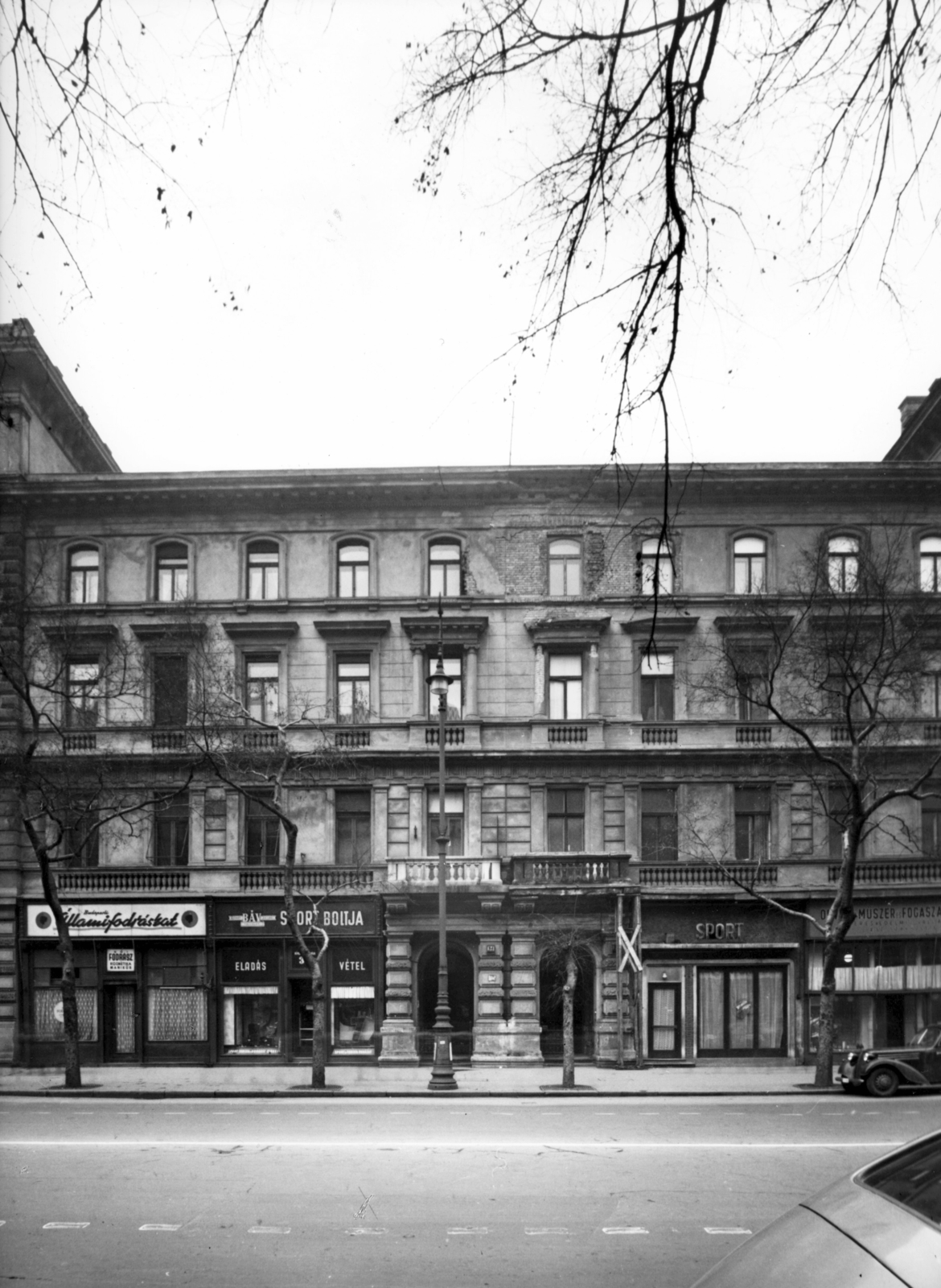 Magyarország, Budapest VI., balra az Andrássy út (Népköztársaság útja) 34., jobbra az Andrássy út (Népköztársaság útja) 36., és ott a Sport eszpresszó. A kép forrását kérjük így adja meg: Fortepan / Budapest Főváros Levéltára. Levéltári jelzet: HU_BFL_XV_19_c_11, 1958, Budapest Főváros Levéltára / Városrendezési és Építészeti Osztályának fényképei, A Fővárosi Tanács VB Városrendezési és Építészeti Osztályának, Budapest, fodrászat, sportbolt, Bizományi Áruház Vállalat, Fortepan #103049