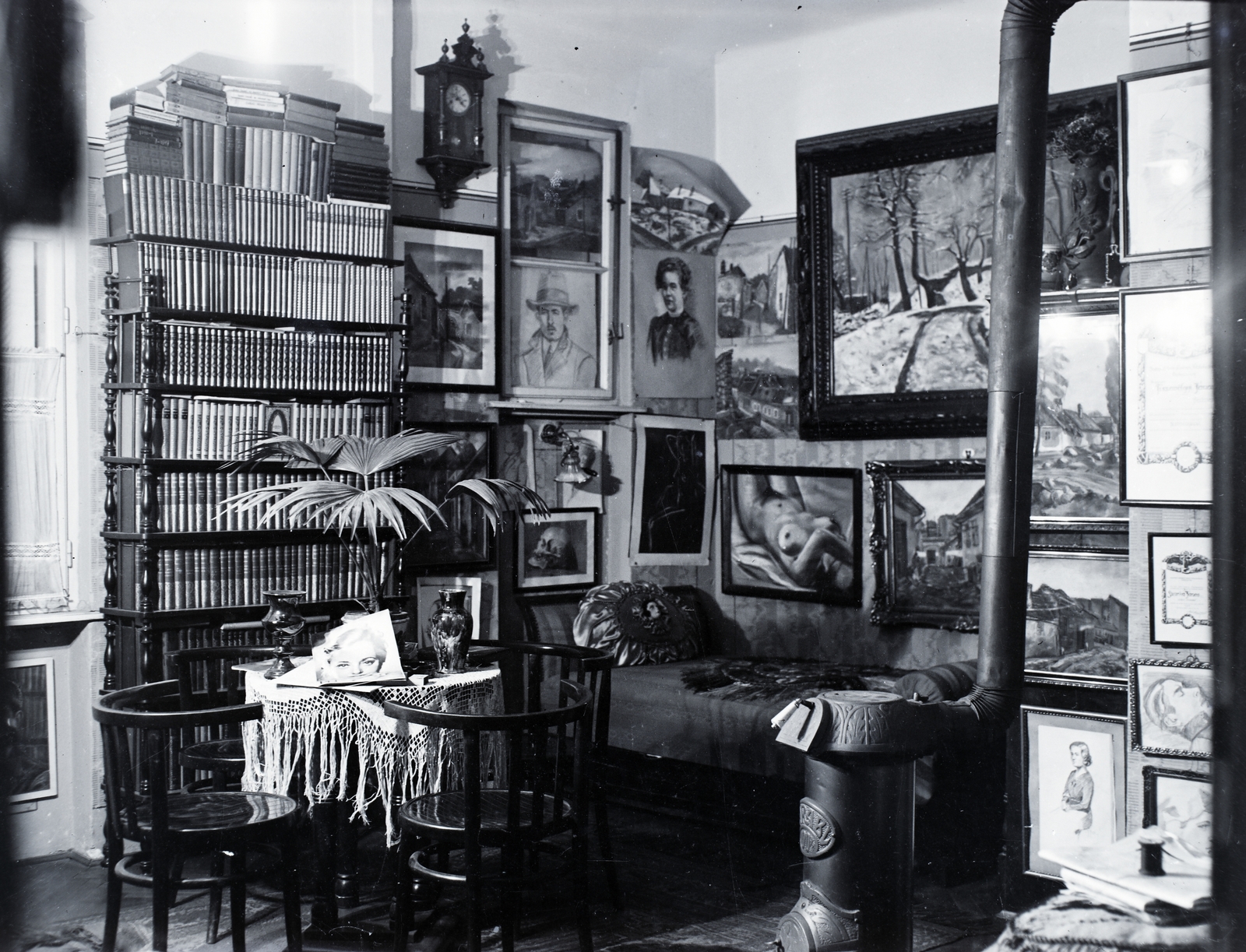 1930, Kurutz Márton, wall clock, painting, iron stove, interior, table, bookshelf, arm chair, stove, sofa, nude picture, pendulum clock, Fortepan #10305