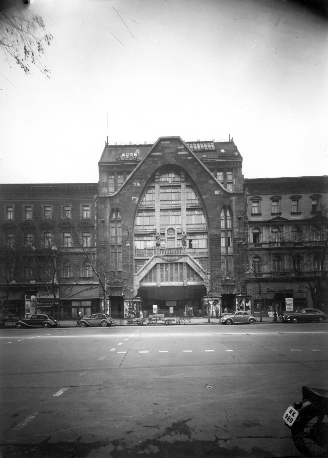 Magyarország, Budapest VI., Andrássy út (Népköztársaság útja) 39., Divatcsarnok. A kép forrását kérjük így adja meg: Fortepan / Budapest Főváros Levéltára. Levéltári jelzet: HU_BFL_XV_19_c_11, 1958, Budapest Főváros Levéltára / Városrendezési és Építészeti Osztályának fényképei, A Fővárosi Tanács VB Városrendezési és Építészeti Osztályának, Budapest, Édességbolt, áruház, tricikli, műemlék, Ruházati Bolt Vállalat, Fortepan #103050