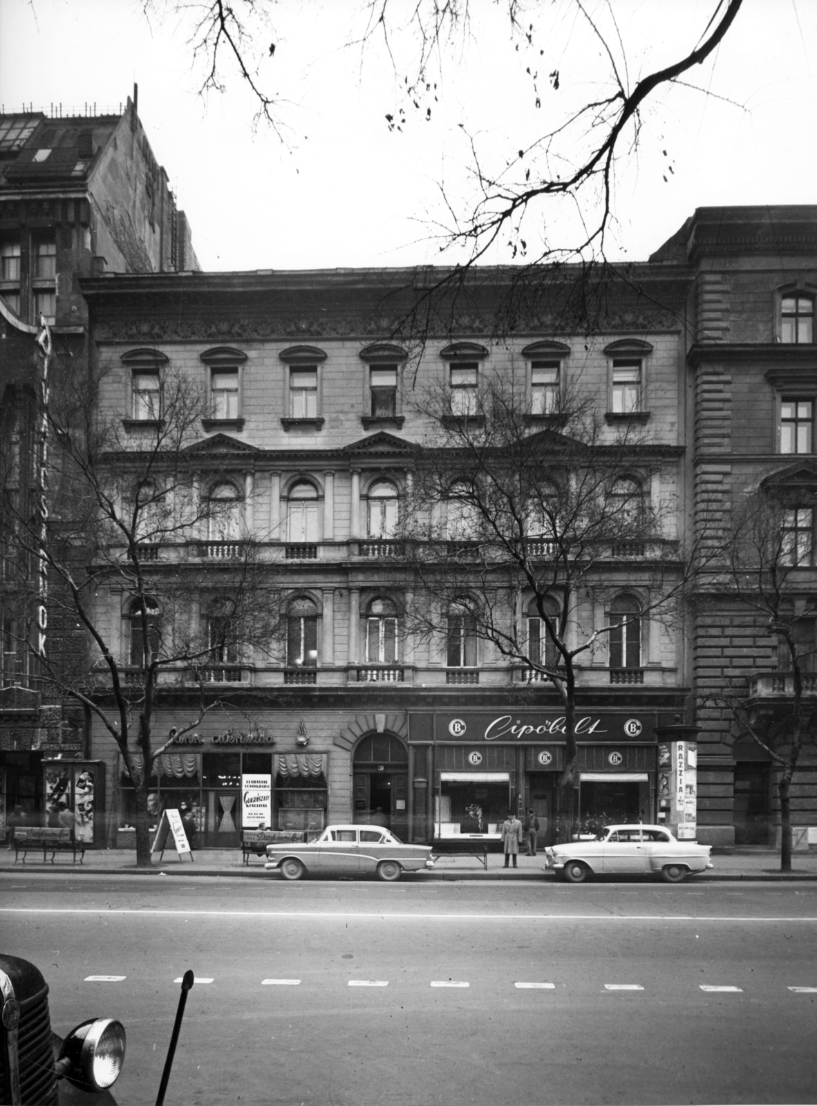 Hungary, Budapest VI., Andrássy út (Népköztársaság útja) 37., Párisi cukrászda. A kép forrását kérjük így adja meg: Fortepan / Budapest Főváros Levéltára. Levéltári jelzet: HU_BFL_XV_19_c_11, 1958, Budapest Főváros Levéltára / Városrendezési és Építészeti Osztályának fényképei, A Fővárosi Tanács VB Városrendezési és Építészeti Osztályának, pastry shop, Budapest, automobile, ad pillar, shoe store, Fortepan #103051