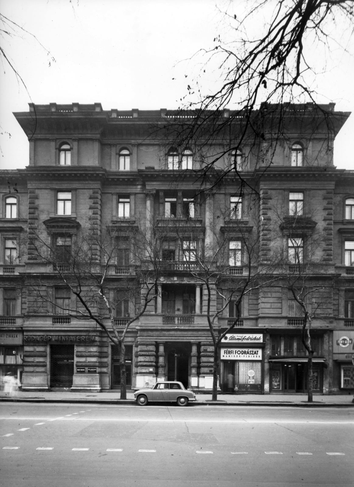 Hungary, Budapest VI., Andrássy út (Népköztársaság útja) 38. A kép forrását kérjük így adja meg: Fortepan / Budapest Főváros Levéltára. Levéltári jelzet: HU_BFL_XV_19_c_11, 1958, Budapest Főváros Levéltára / Városrendezési és Építészeti Osztályának fényképei, A Fővárosi Tanács VB Városrendezési és Építészeti Osztályának, Budapest, ashlar, flat roof, hairdresser, Fortepan #103052