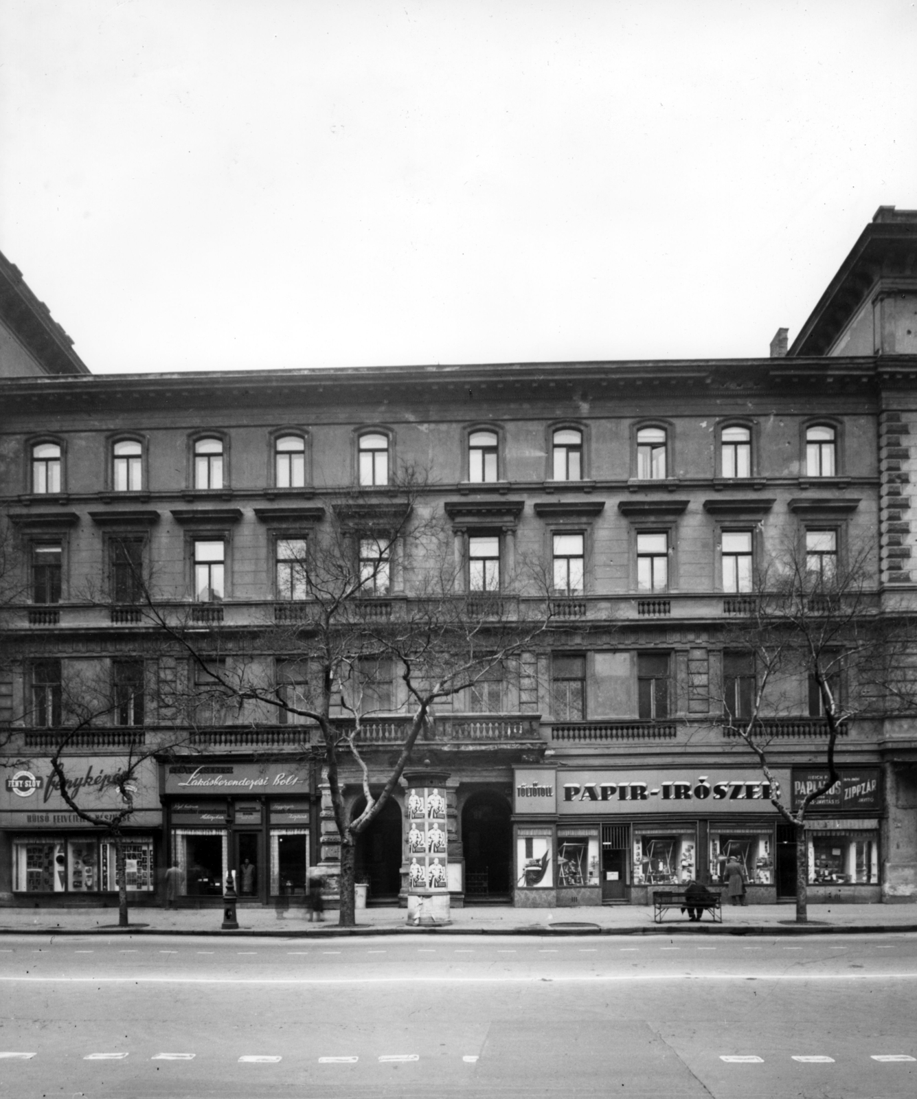 Hungary, Budapest VI., Andrássy út (Népköztársaság útja) 42. A kép forrását kérjük így adja meg: Fortepan / Budapest Főváros Levéltára. Levéltári jelzet: HU_BFL_XV_19_c_11, 1958, Budapest Főváros Levéltára / Városrendezési és Építészeti Osztályának fényképei, A Fővárosi Tanács VB Városrendezési és Építészeti Osztályának, ad pillar, photographer, Budapest, paper shop, Fortepan #103054