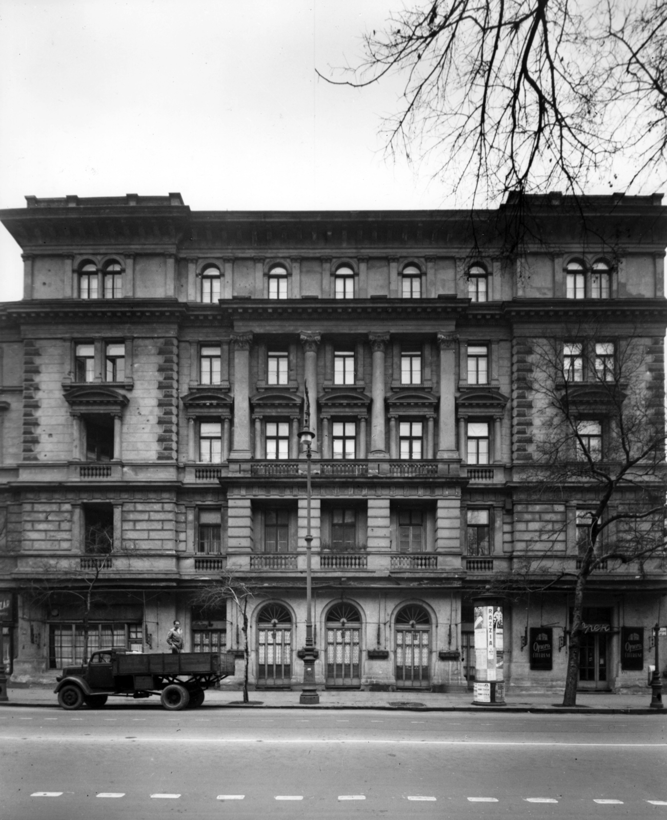 Hungary, Budapest VI., Andrássy út (Népköztársaság útja) 44., Opera étterem. A kép forrását kérjük így adja meg: Fortepan / Budapest Főváros Levéltára. Levéltári jelzet: HU_BFL_XV_19_c_11, 1958, Budapest Főváros Levéltára / Városrendezési és Építészeti Osztályának fényképei, A Fővárosi Tanács VB Városrendezési és Építészeti Osztályának, Budapest, bullet hole, ashlar, ad pillar, commercial vehicle, restaurant, Fortepan #103056
