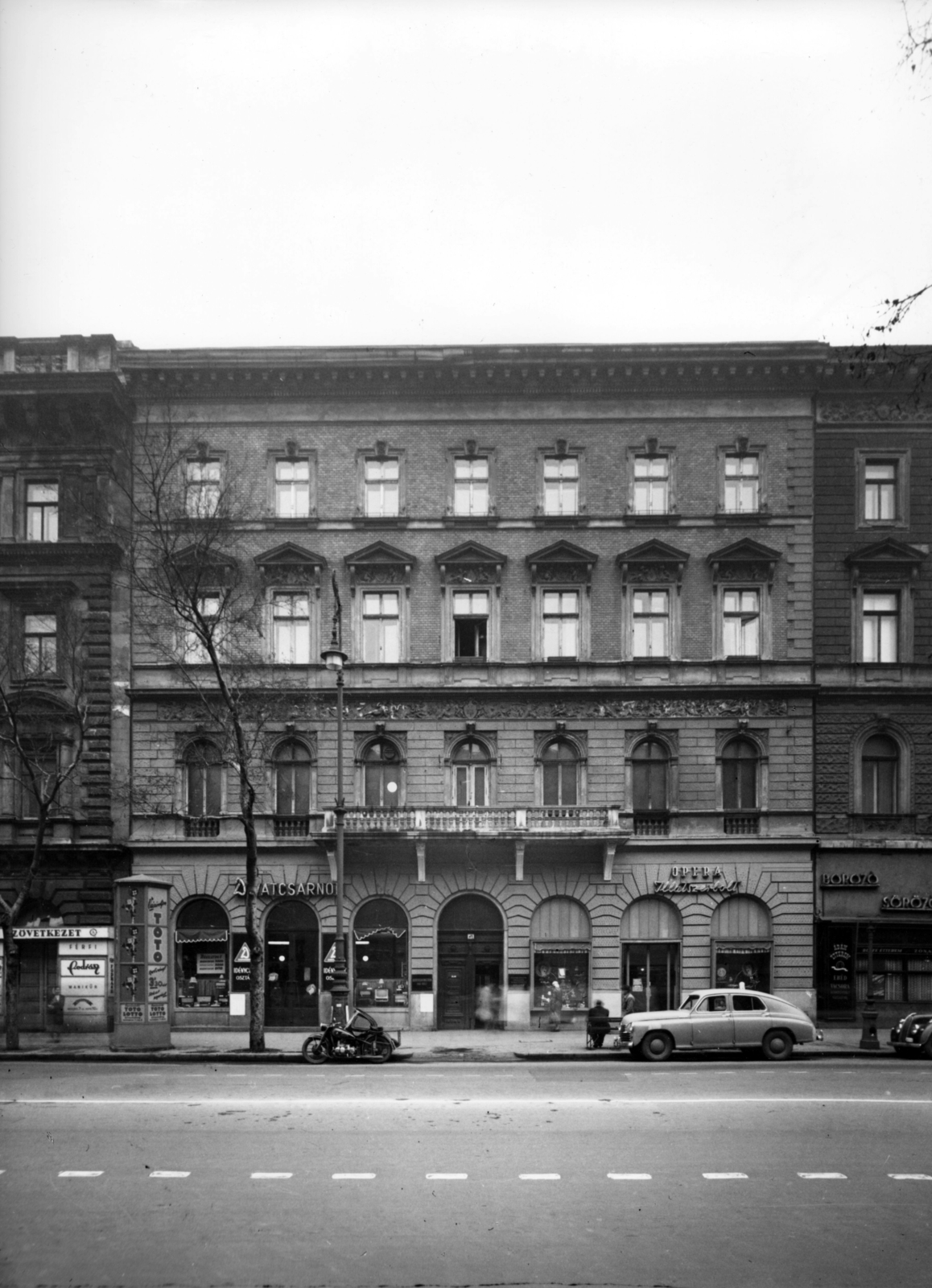 Magyarország, Budapest VI., Andrássy út (Népköztársaság útja) 43. A kép forrását kérjük így adja meg: Fortepan / Budapest Főváros Levéltára. Levéltári jelzet: HU_BFL_XV_19_c_11, 1958, Budapest Főváros Levéltára / Városrendezési és Építészeti Osztályának fényképei, A Fővárosi Tanács VB Városrendezési és Építészeti Osztályának, Budapest, automobil, motorkerékpár, illatszerbolt, fodrászat, Fortepan #103057