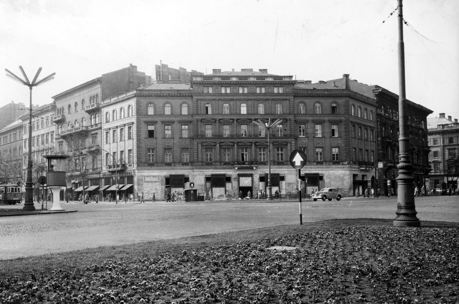 Hungary, Budapest VI., Oktogon (November 7. tér) 2., az Abbázia kávéház átépítése. Jobbra az Andrássy út (Népköztársaság útja), balra a Teréz (Lenin) körút. A kép forrását kérjük így adja meg: Fortepan / Budapest Főváros Levéltára. Levéltári jelzet: HU_BFL_XV_19_c_11, 1960, Budapest Főváros Levéltára / Városrendezési és Építészeti Osztályának fényképei, A Fővárosi Tanács VB Városrendezési és Építészeti Osztályának, Budapest, Fortepan #103063