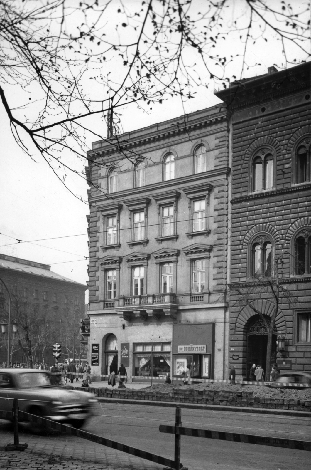 Hungary, Budapest VI., Teréz körút 15. (Lenin körút 69.), Oktogon (November 7. tér) sarok, szemben az Andrássy út (Népköztársaság útja). A kép forrását kérjük így adja meg: Fortepan / Budapest Főváros Levéltára. Levéltári jelzet: HU_BFL_XV_19_c_11, 1960, Budapest Főváros Levéltára / Városrendezési és Építészeti Osztályának fényképei, A Fővárosi Tanács VB Városrendezési és Építészeti Osztályának, Budapest, tobacco shop, street repair, Fortepan #103064