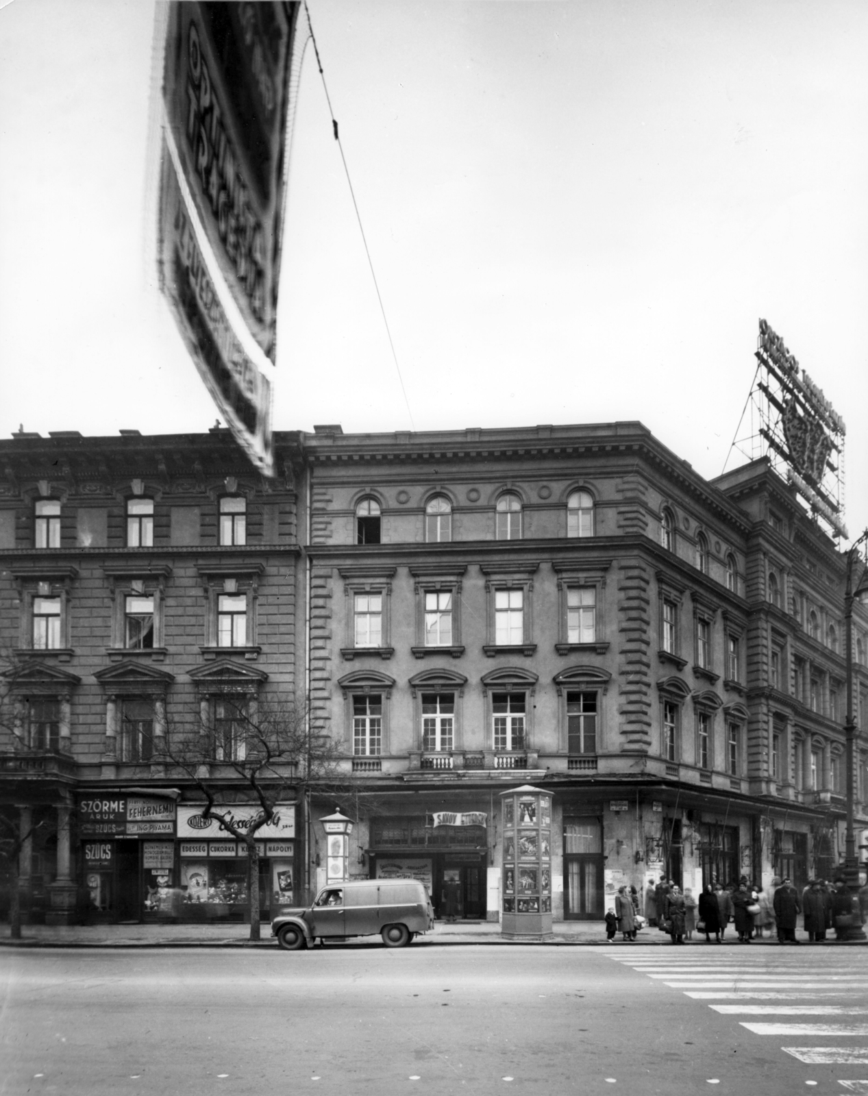 Magyarország, Budapest VI., Oktogon (November 7. tér) - Andrássy út (Népköztársaság útja) sarok, Savoy étterem. A kép forrását kérjük így adja meg: Fortepan / Budapest Főváros Levéltára. Levéltári jelzet: HU_BFL_XV_19_c_11, 1960, Budapest Főváros Levéltára / Városrendezési és Építészeti Osztályának fényképei, A Fővárosi Tanács VB Városrendezési és Építészeti Osztályának, Budapest, hirdetőoszlop, Fortepan #103067