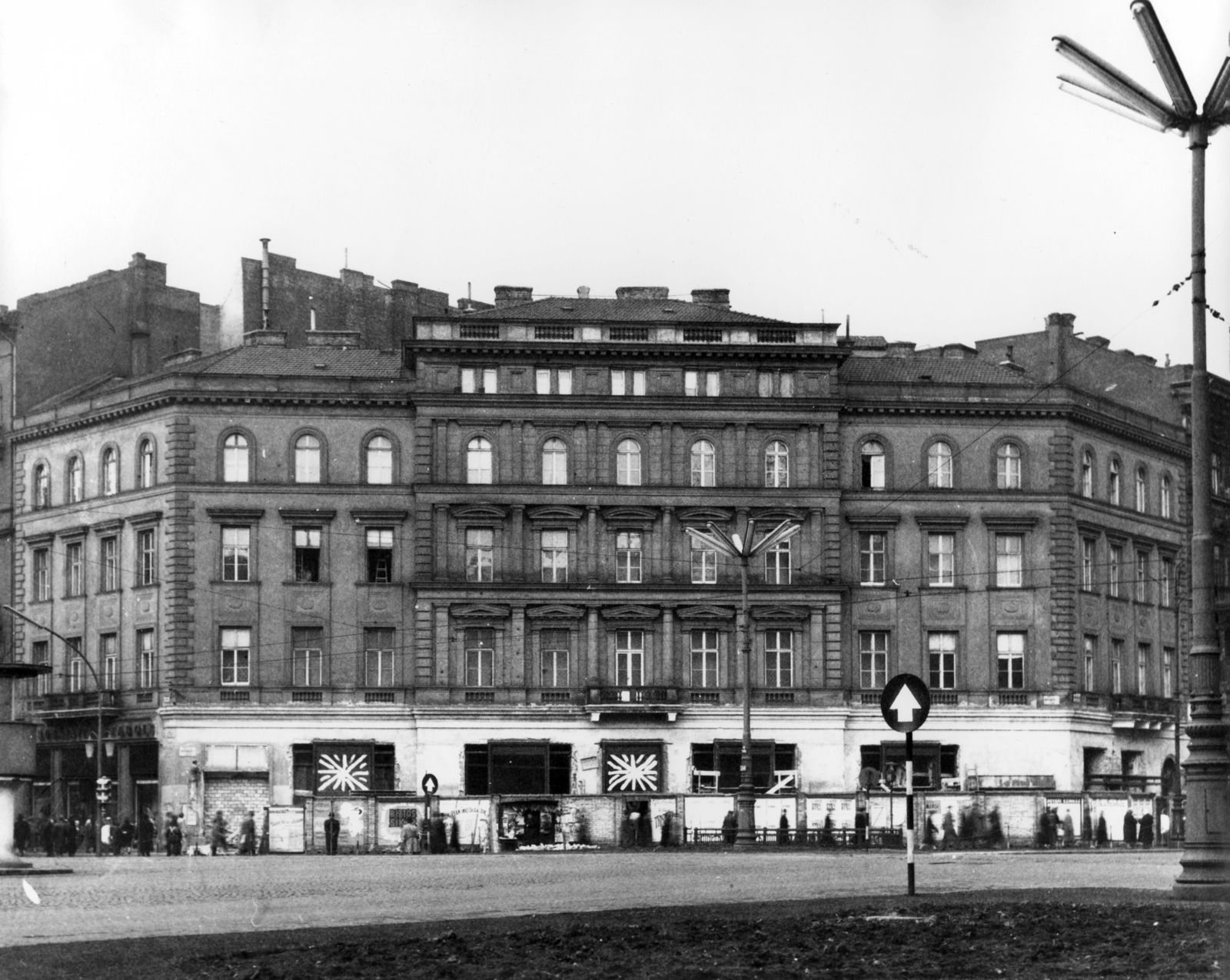 Magyarország, Budapest VI., Oktogon (November 7. tér) 2., az Abbázia kávéház átépítése. Jobbra az Andrássy út (Népköztársaság útja), balra a Teréz (Lenin) körút. A kép forrását kérjük így adja meg: Fortepan / Budapest Főváros Levéltára. Levéltári jelzet: HU_BFL_XV_19_c_11, 1960, Budapest Főváros Levéltára / Városrendezési és Építészeti Osztályának fényképei, A Fővárosi Tanács VB Városrendezési és Építészeti Osztályának, Budapest, munkatér-határolás, Fortepan #103068
