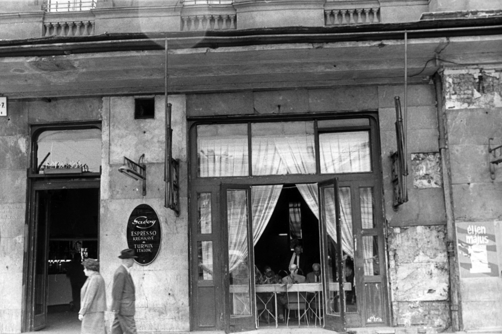 Magyarország, Budapest VI., Oktogon (November 7. tér) 1., Savoy étterem. A kép forrását kérjük így adja meg: Fortepan / Budapest Főváros Levéltára. Levéltári jelzet: HU_BFL_XV_19_c_11, 1960, Budapest Főváros Levéltára / Városrendezési és Építészeti Osztályának fényképei, A Fővárosi Tanács VB Városrendezési és Építészeti Osztályának, Budapest, eszpresszó, Fortepan #103072